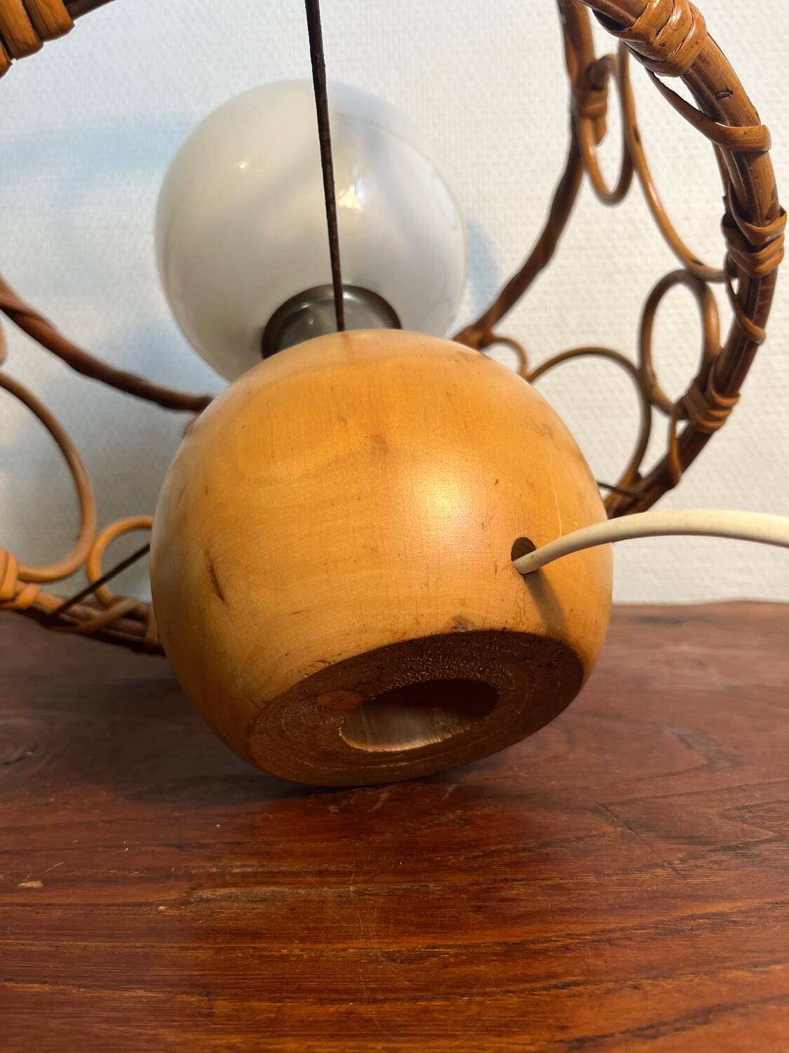 Solid wood table lamp with opaline wicker globe