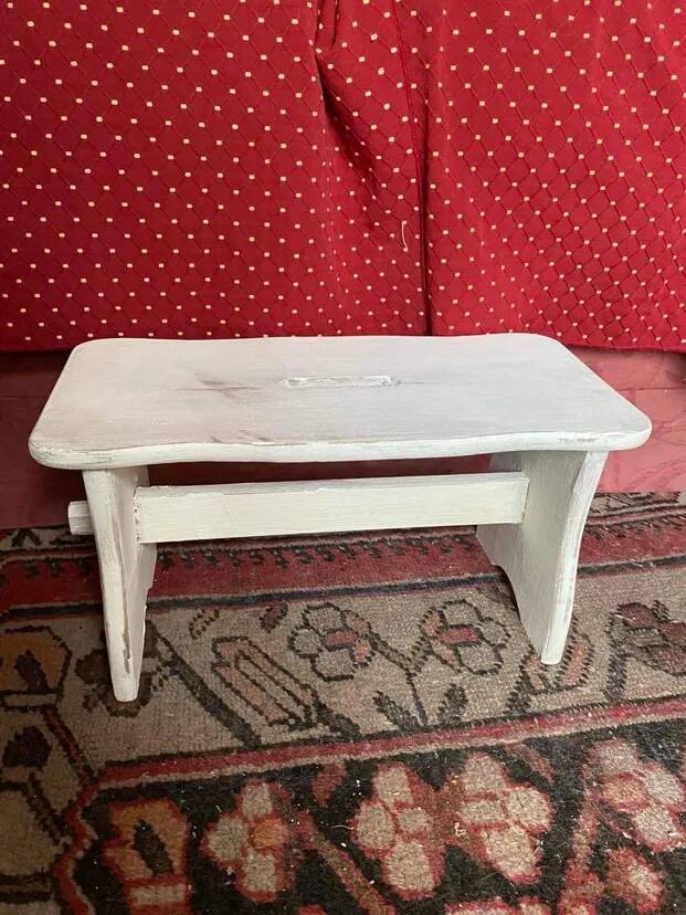 Small footrest bench, rustic, in patinated wood.