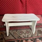 Small footrest bench, rustic, in patinated wood.