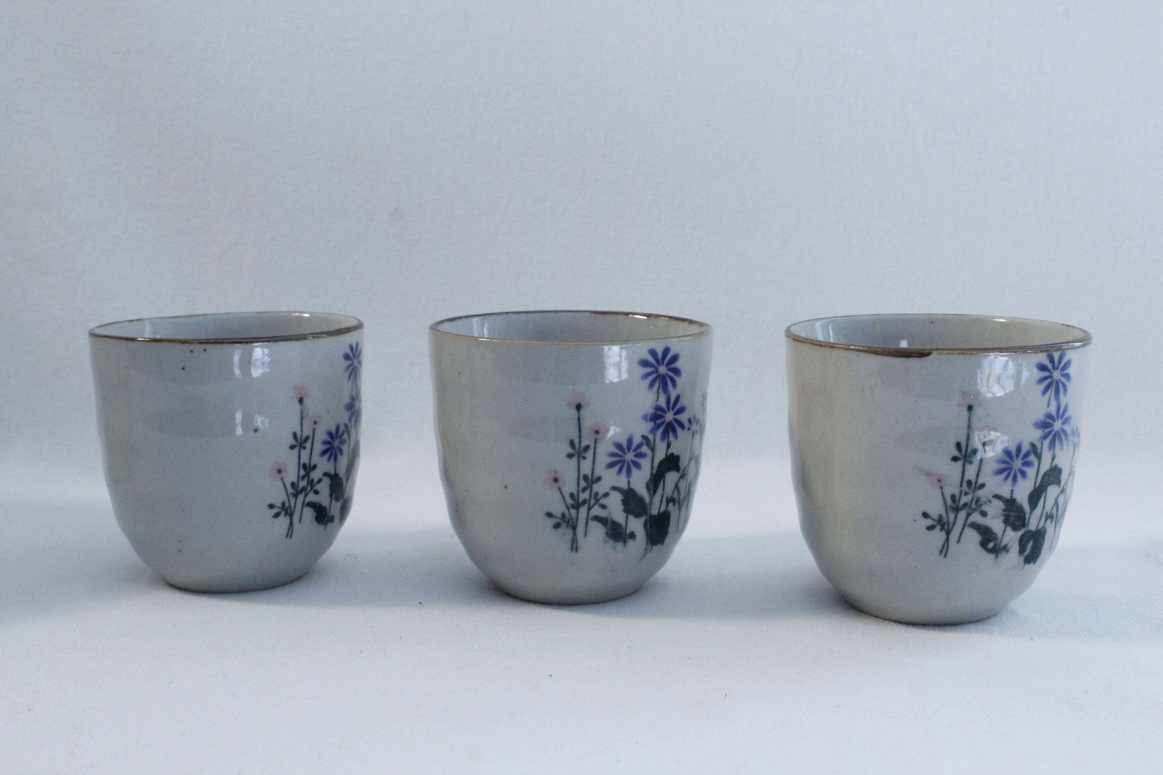 Tea set and 3 cups - floral motifs
