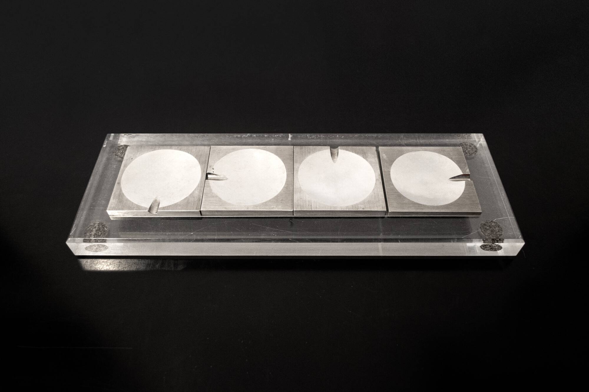 Posacenere e soprammobile in plexiglas e acciaio di Newsilverfox anni '70