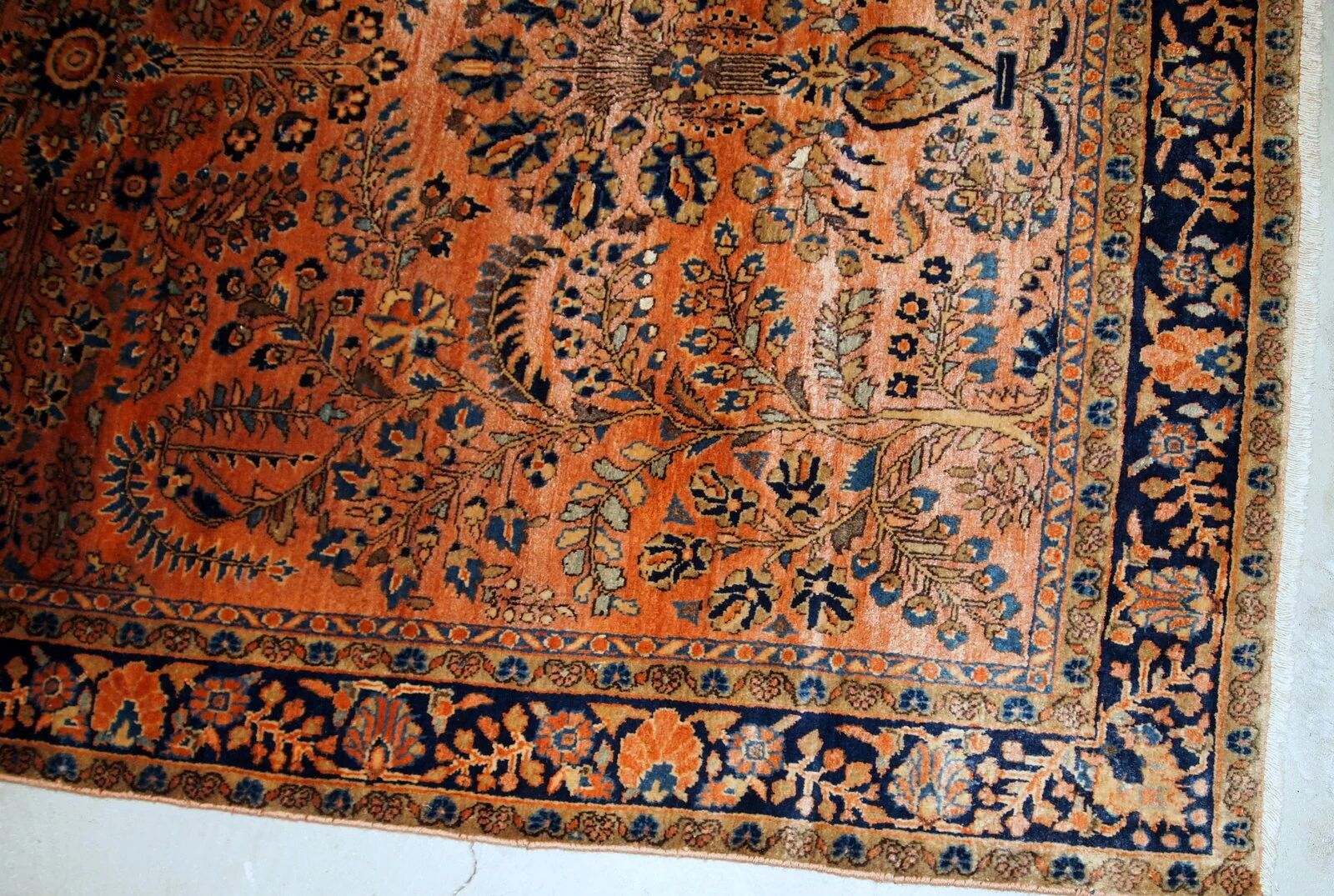 Handmade antique Persian Sarouk rug 4' x 6.4' (122cm x 195cm) 1920s