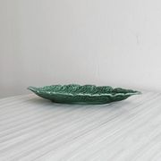 Plat en faïence verte en forme de feuille