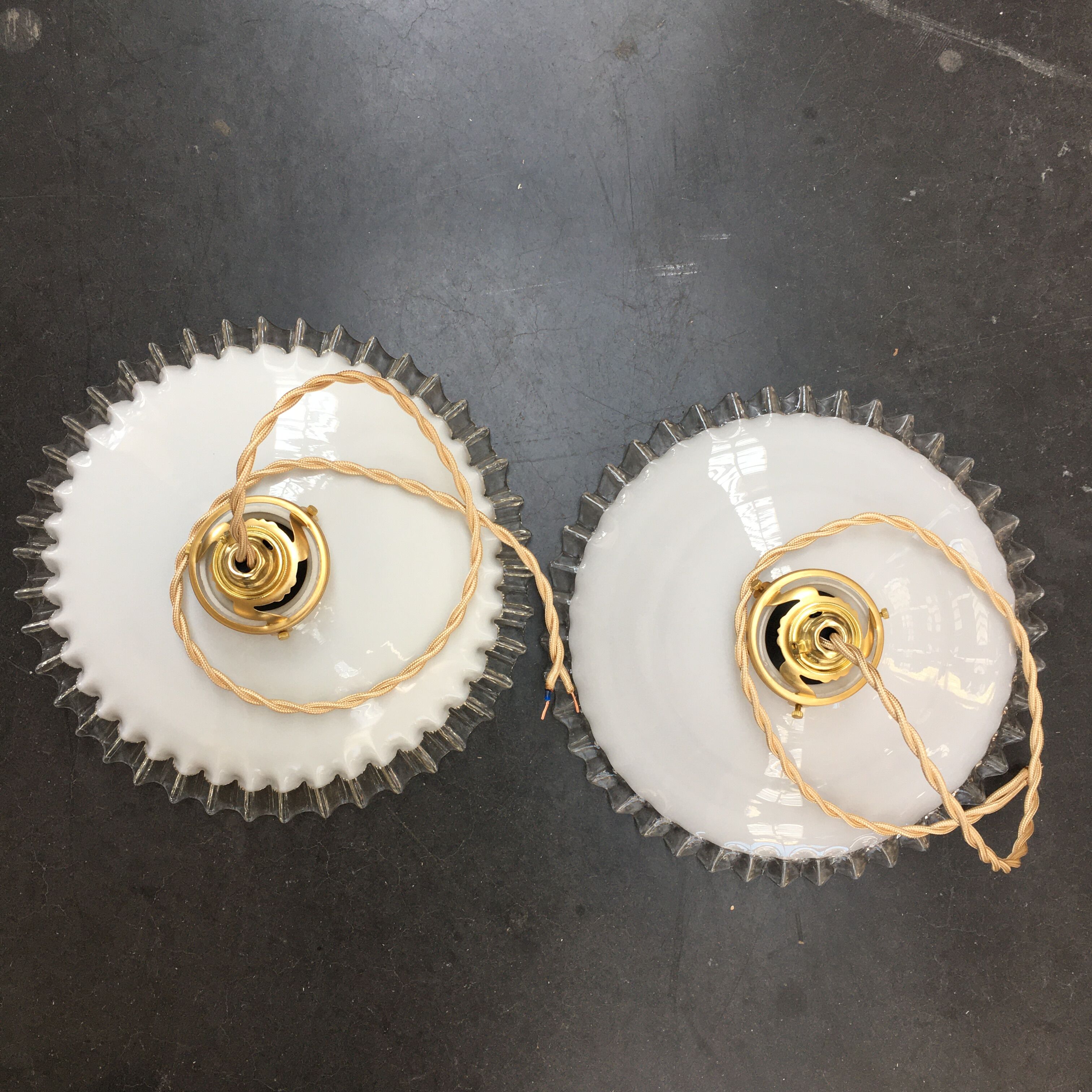 Paire de suspensions en opaline blanche et bords dentelés transparents