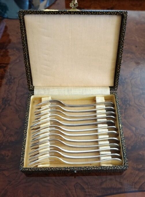Set of 12 Cristofle Gallia two-tooth forks.