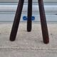 Tabouret tripode en bois massif
