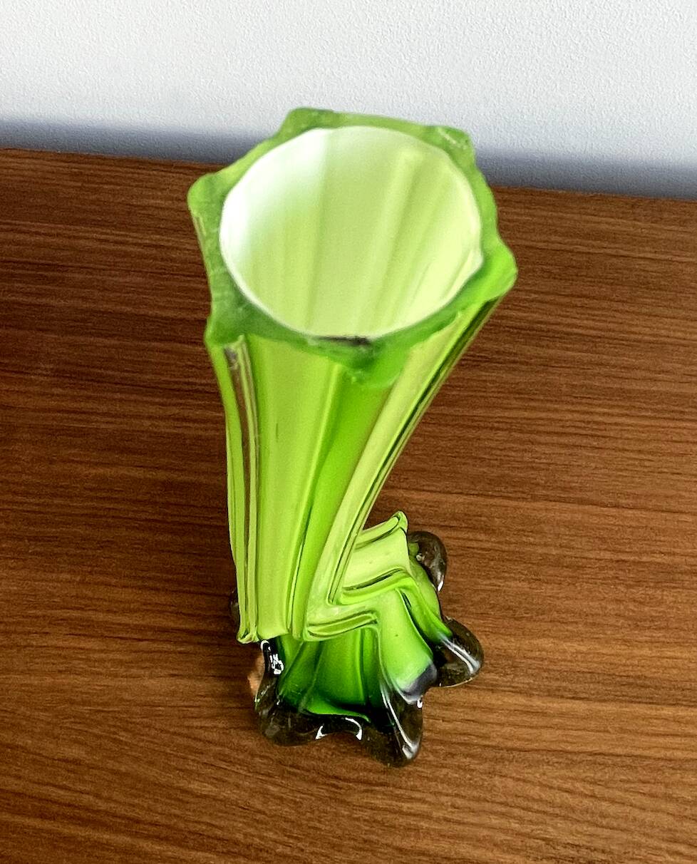 Vase cannelé en verre vert italien en forme de tige courbée, avec pied d'éléphant