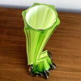 Vase cannelé en verre vert italien en forme de tige courbée, avec pied d'éléphant