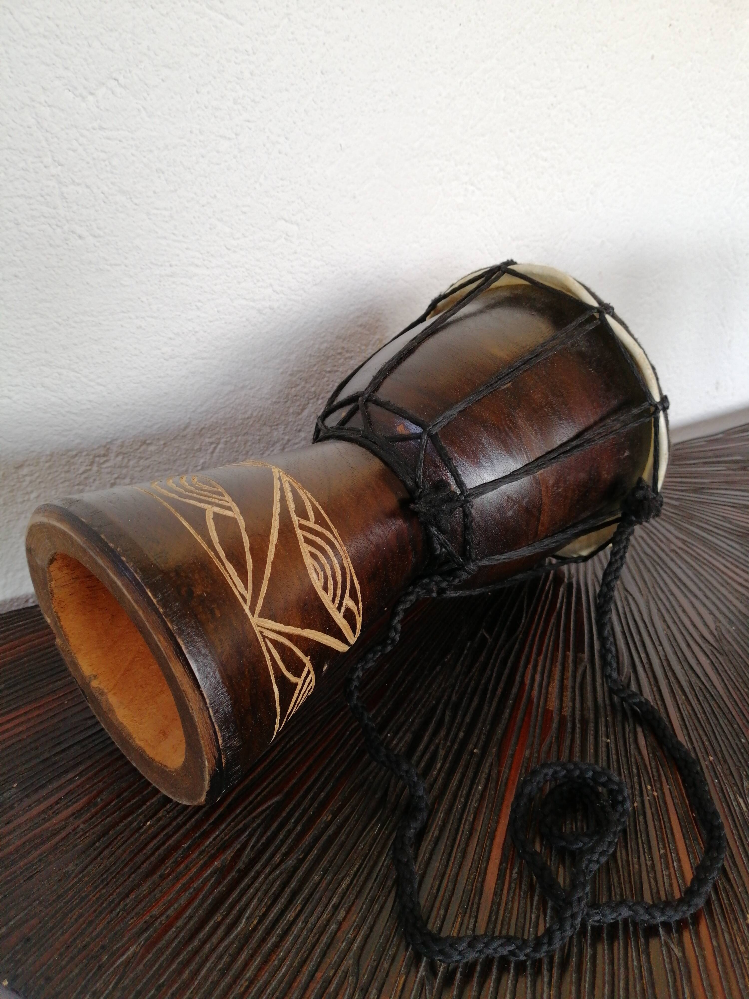 Tam-tam en bois et peau