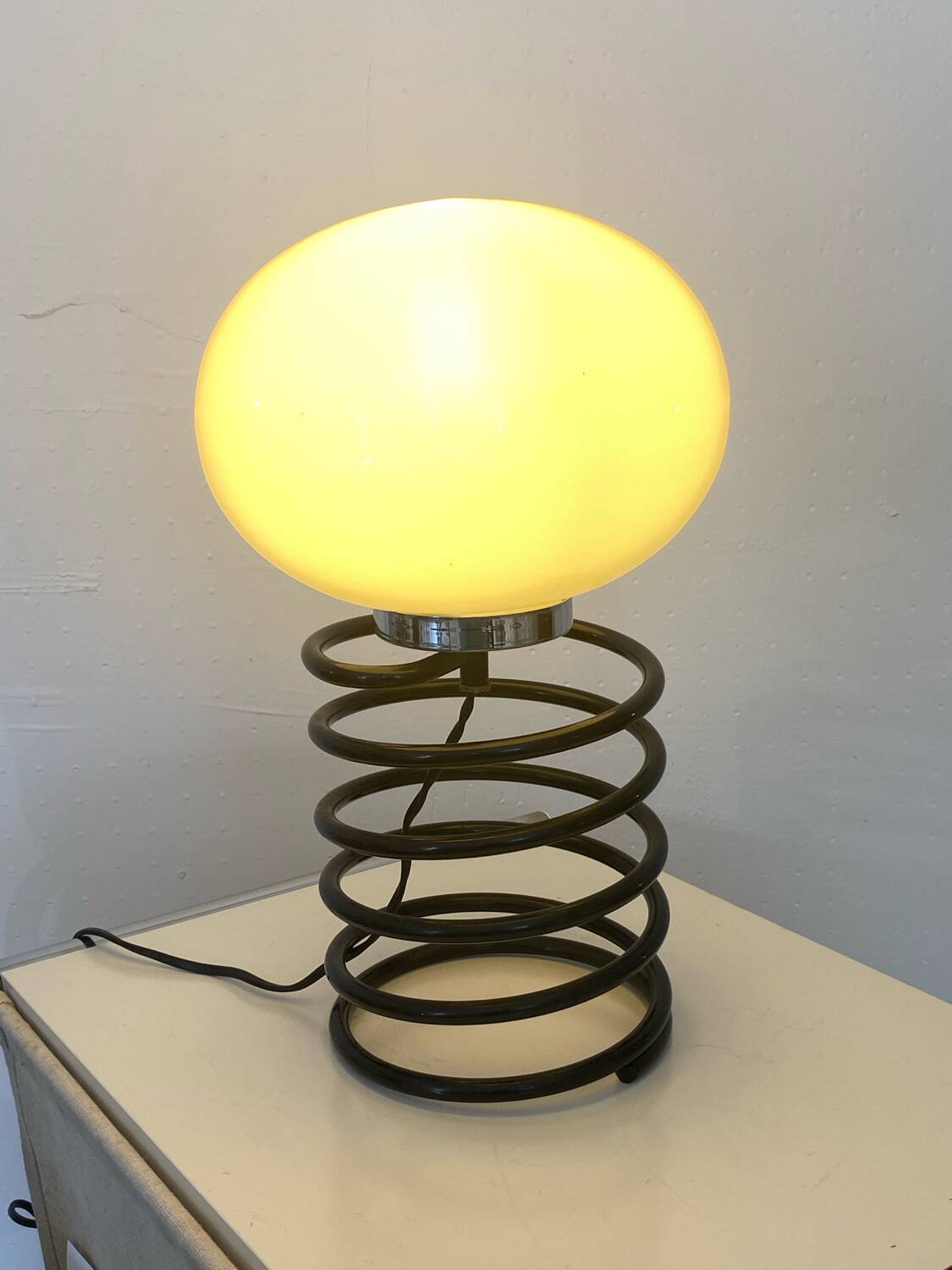 Lampe à poser ressort dans le goût d'Ingo Maurer