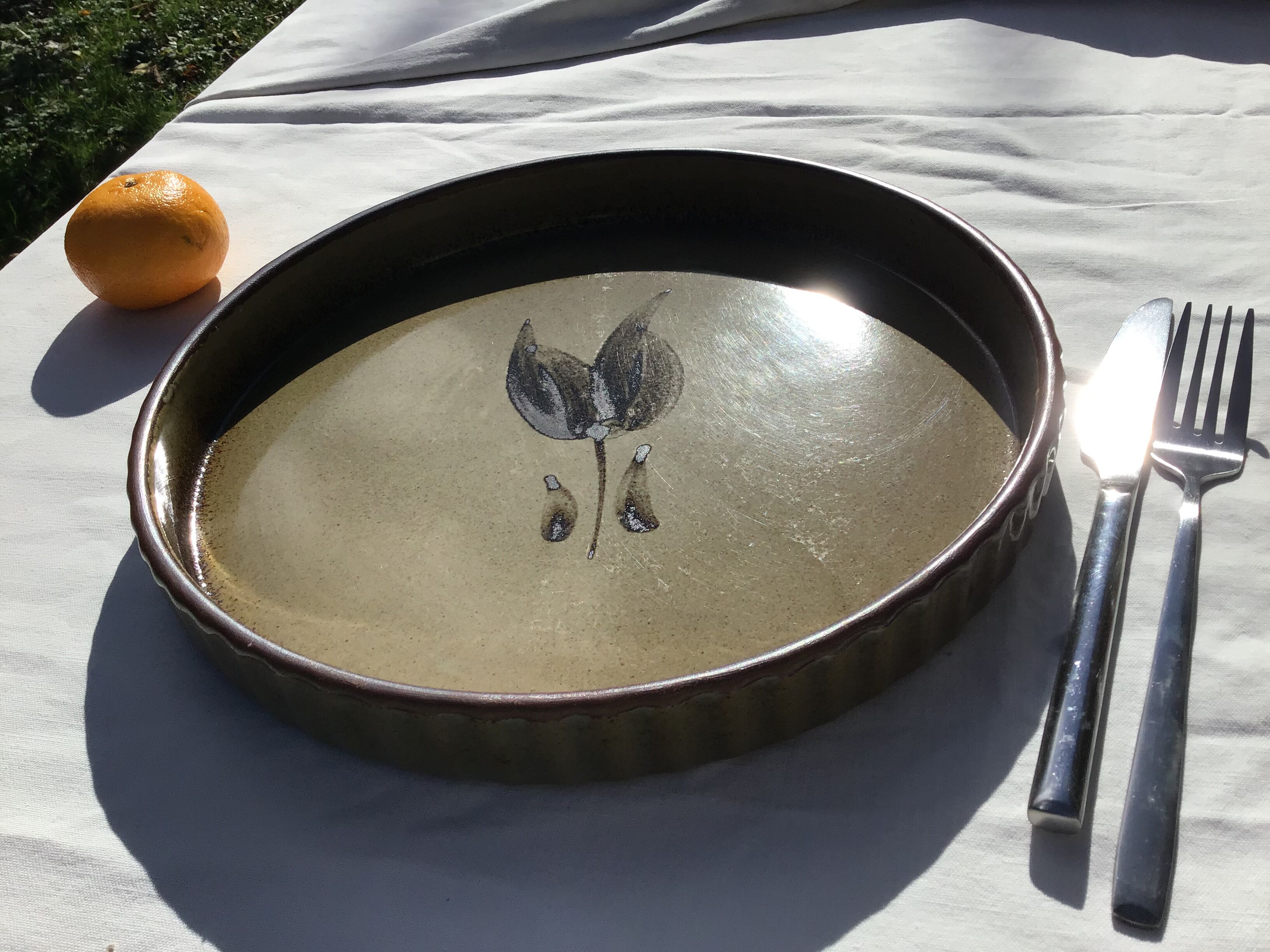 Flat pie beige khaki leaf pattern