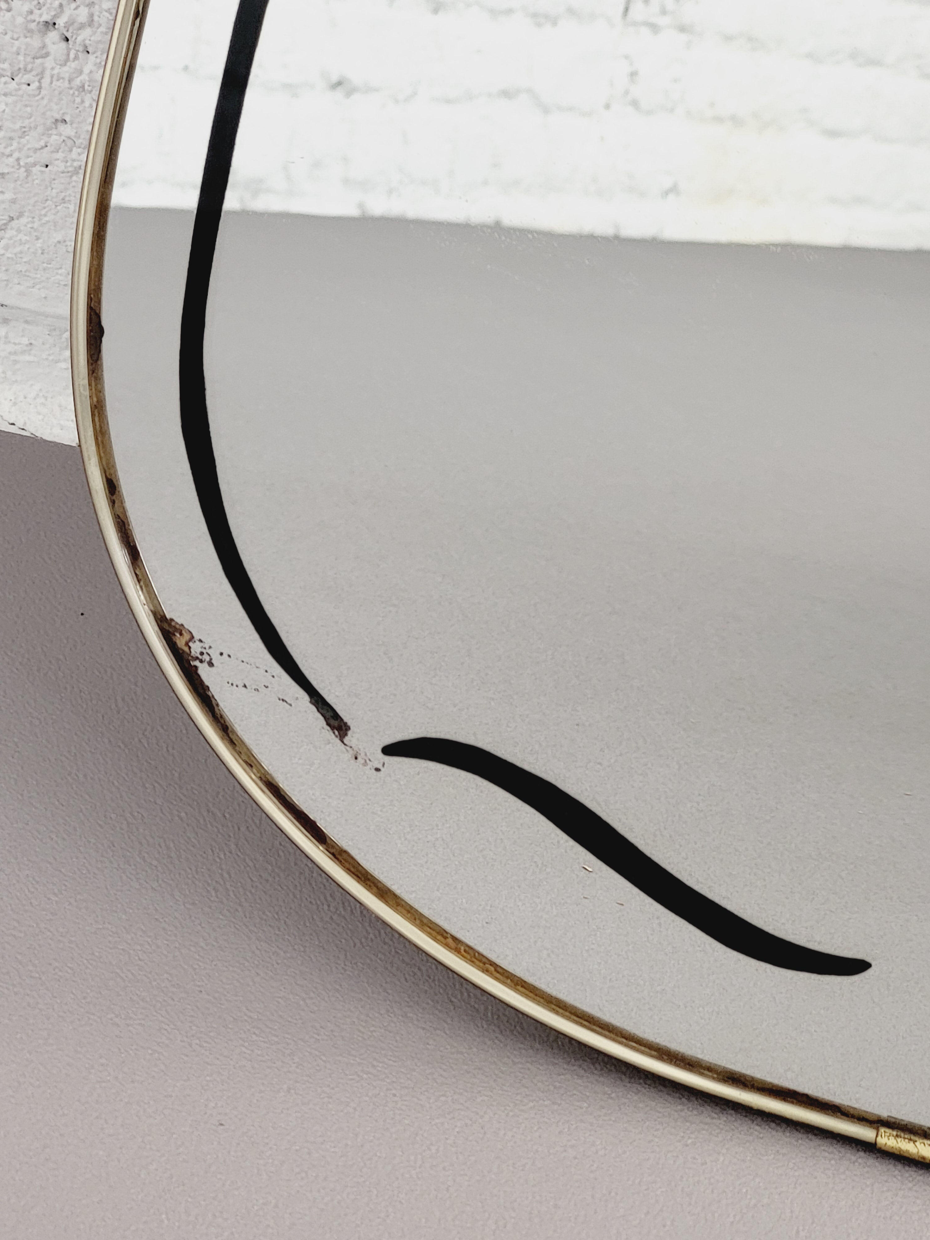 Rearview mirror and screen-printed free-form 60s on gilded frame