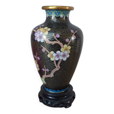 Petit vase noir cloisonné décoré de fleurs de cerisiers jaunes et roses, vase sur socle en bois