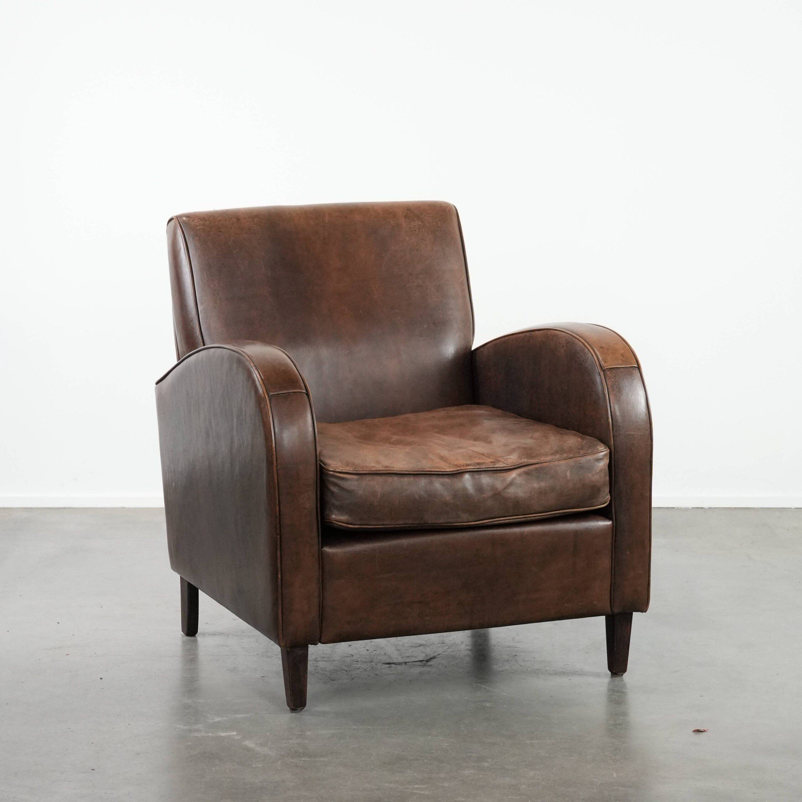 Fauteuil en cuir de mouton élégant et stylé avec un design épuré.