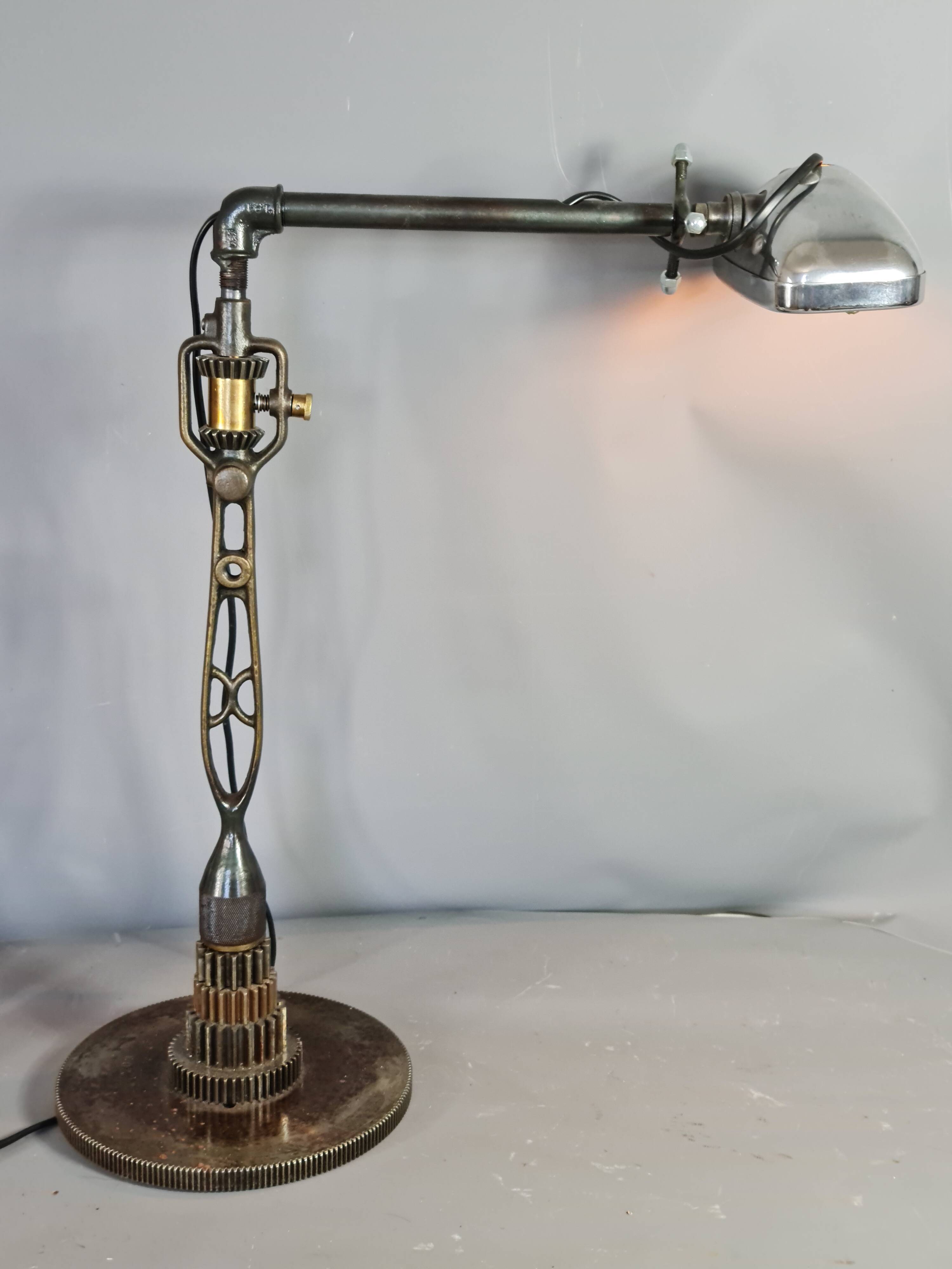 Industrial table or desk lamp, orientable. H.54 cm
