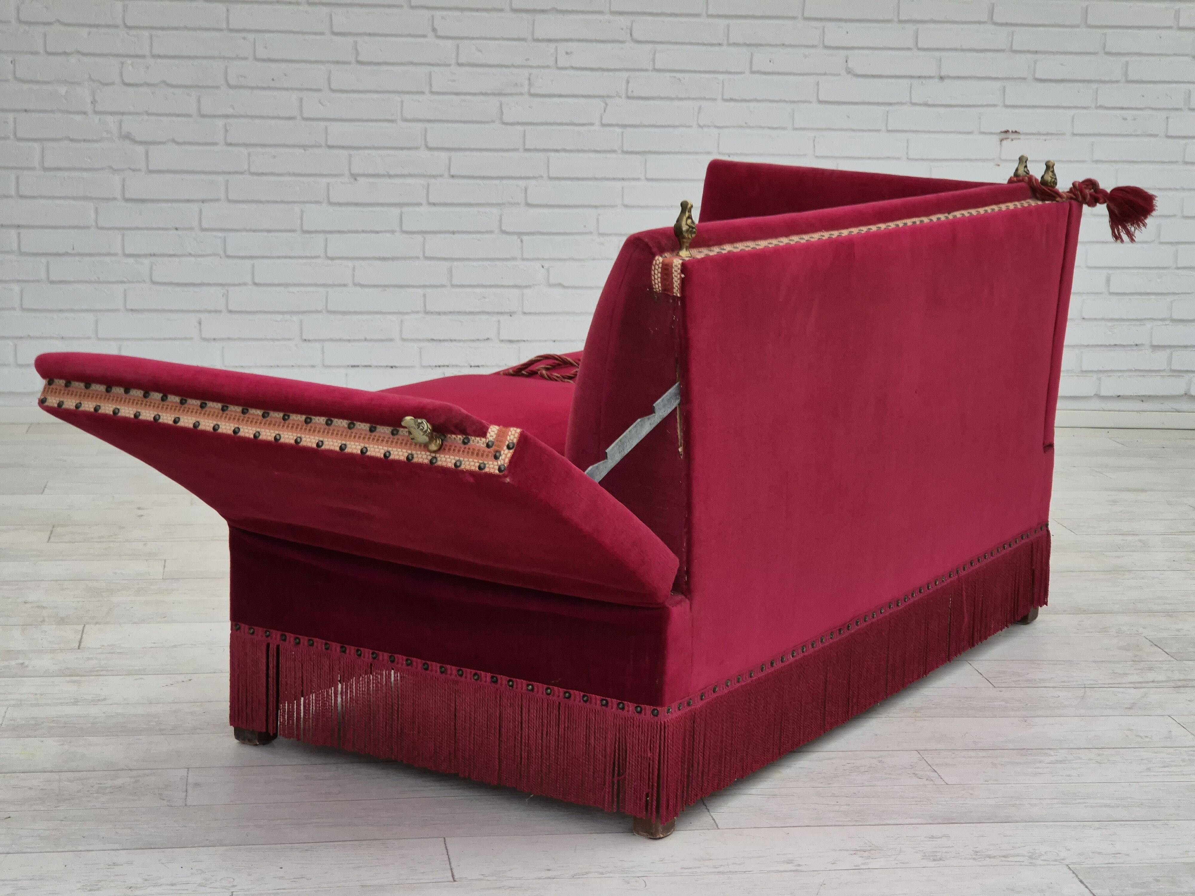 Années 1970, canapé danois 2 places à bras tombants en velours, velours rouge cerise, état d'origine.