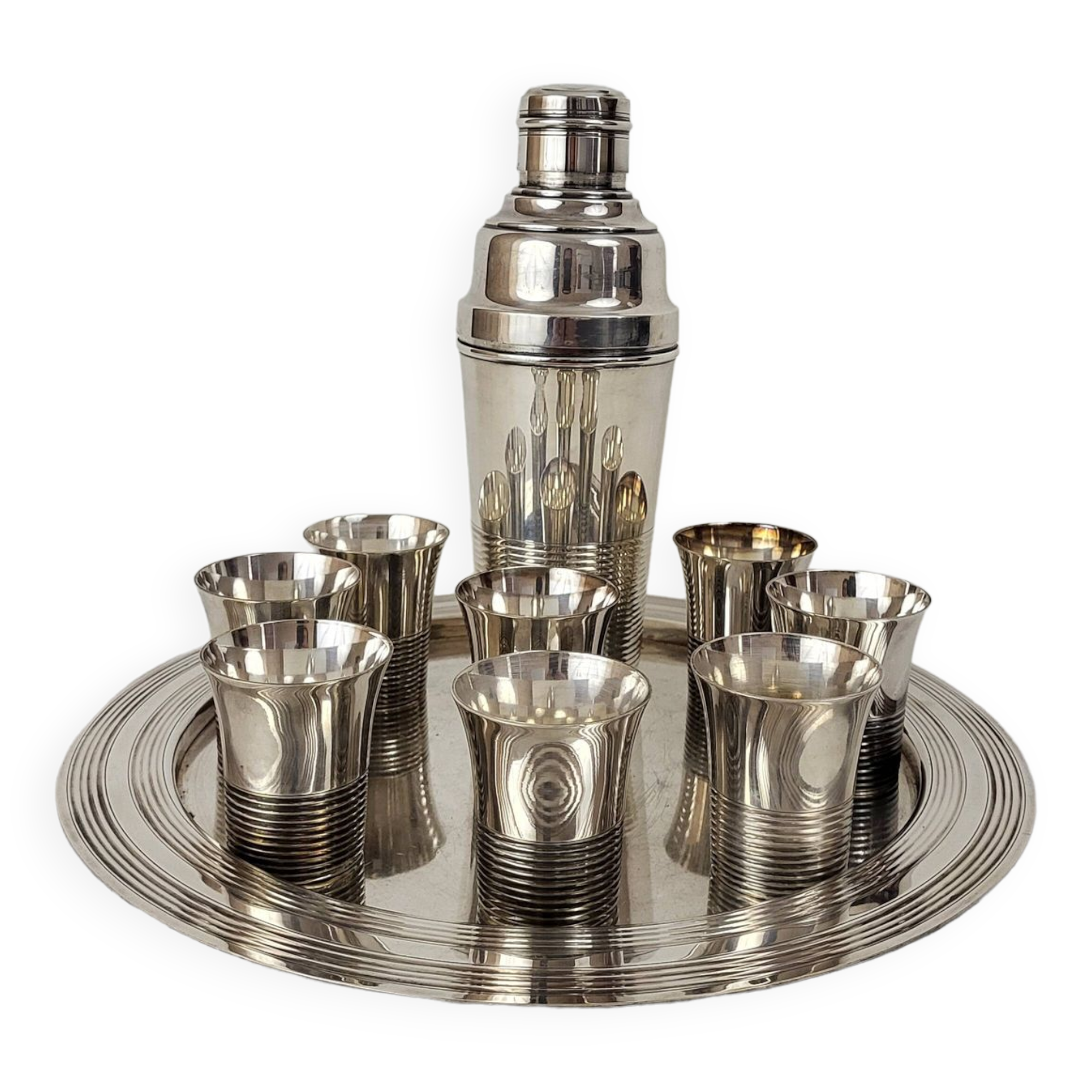 Cocktail shaker service & cups in silver metal