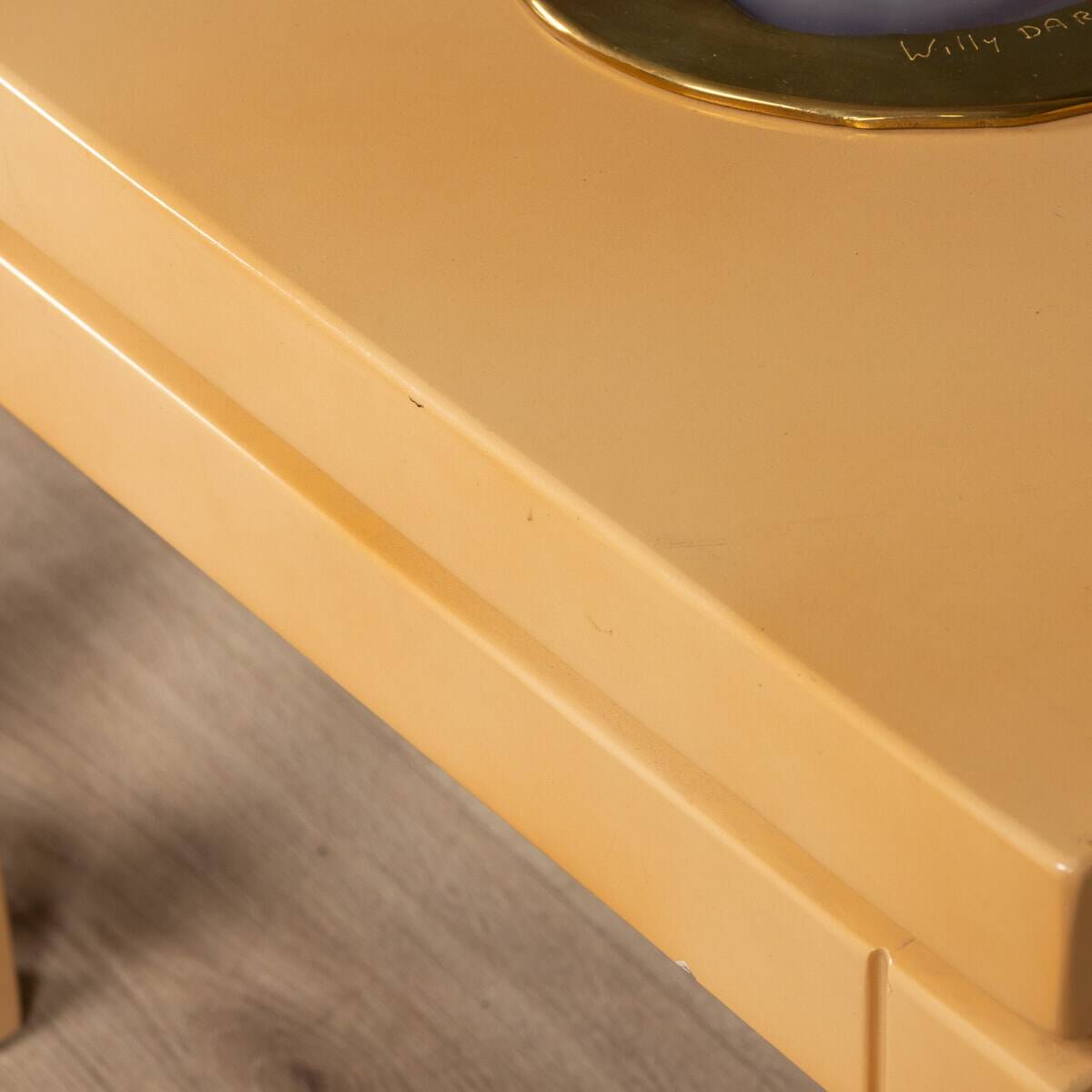 Une paire de tables d'appoint en bois laqué belge et en agate par willy daro c.1970