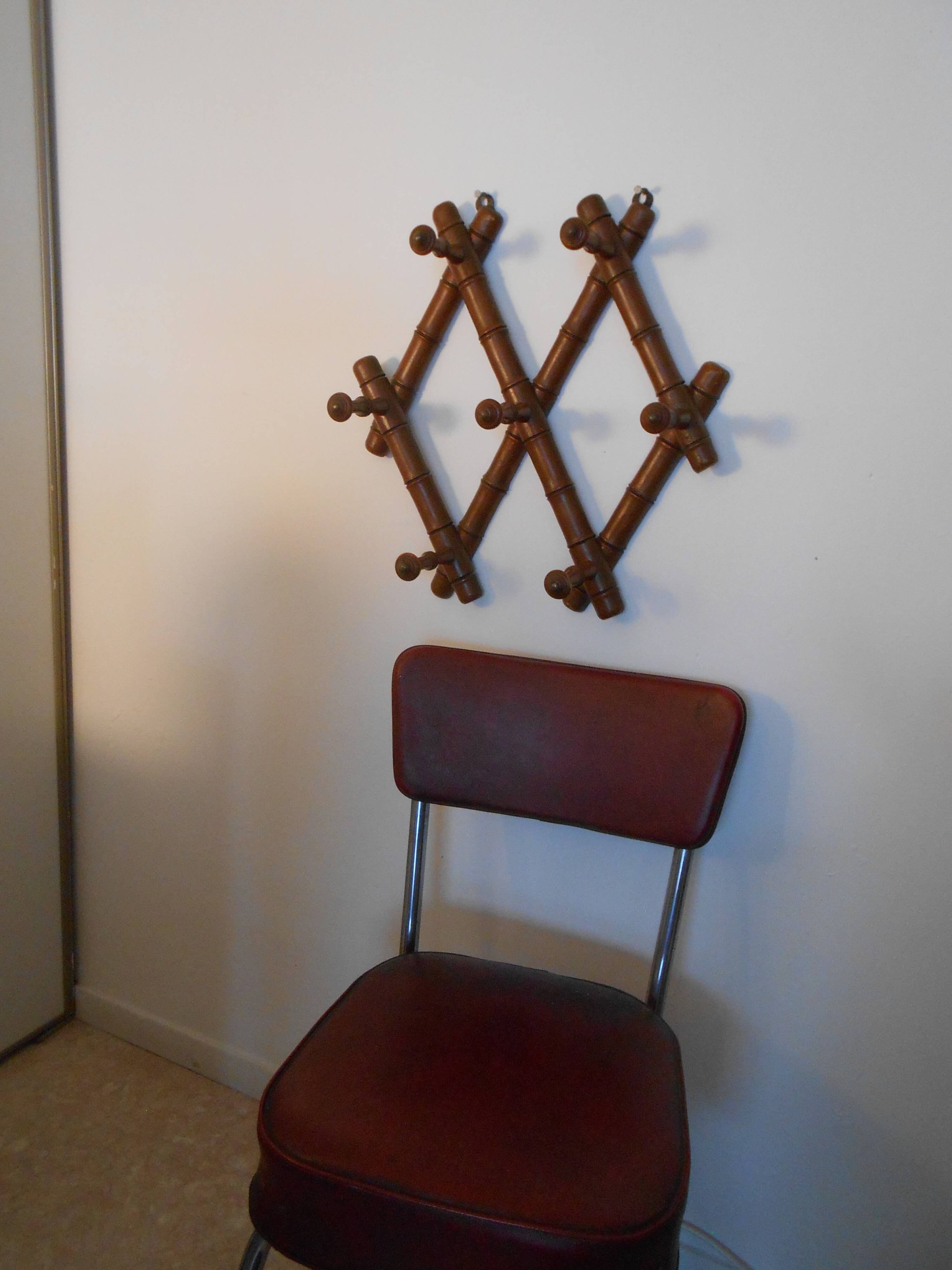 1900 accordion coat holder