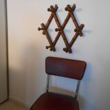 1900 accordion coat holder