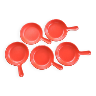 Bright red porcelain pans rak