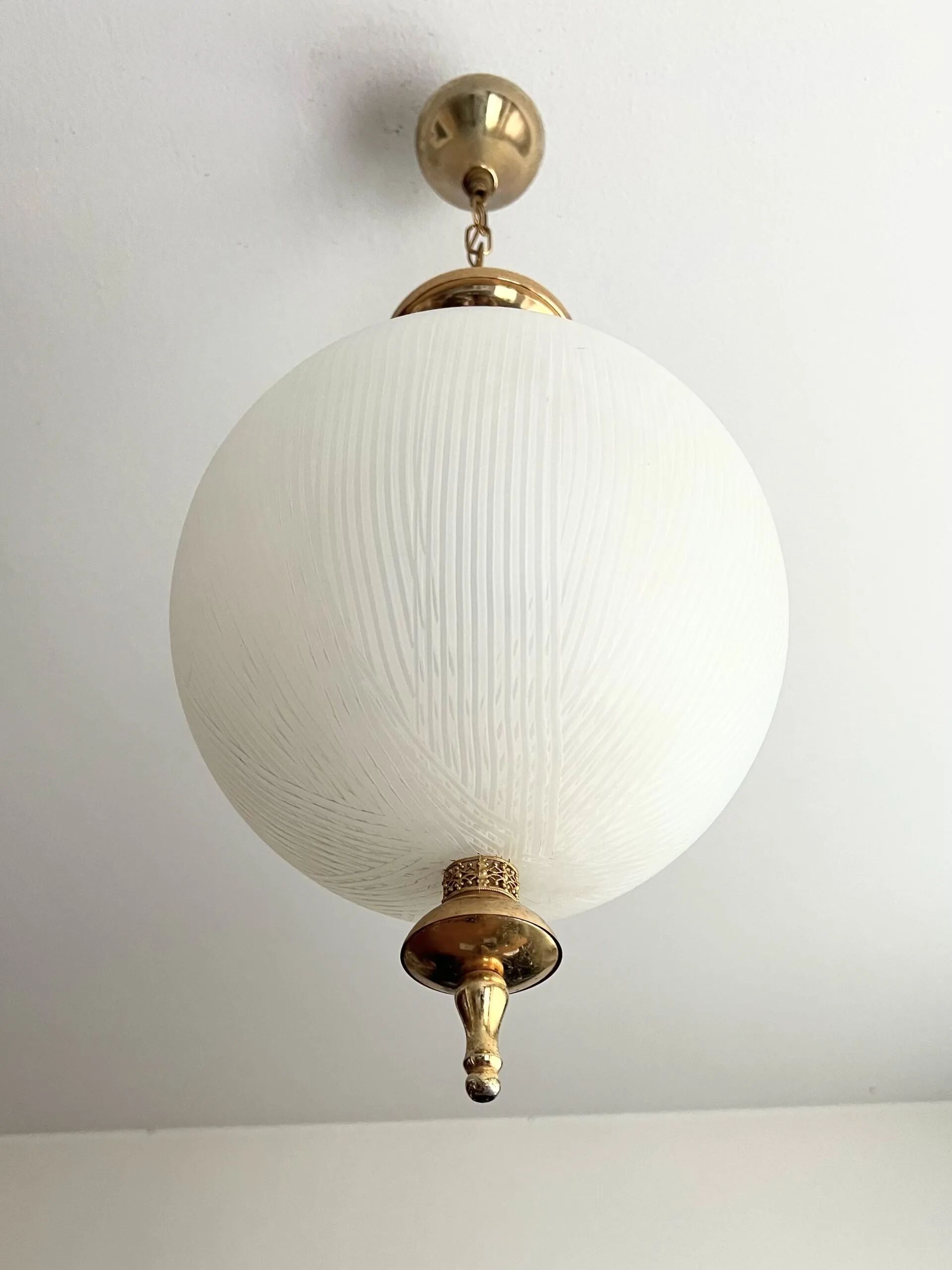 Suspension globe en verre et laiton