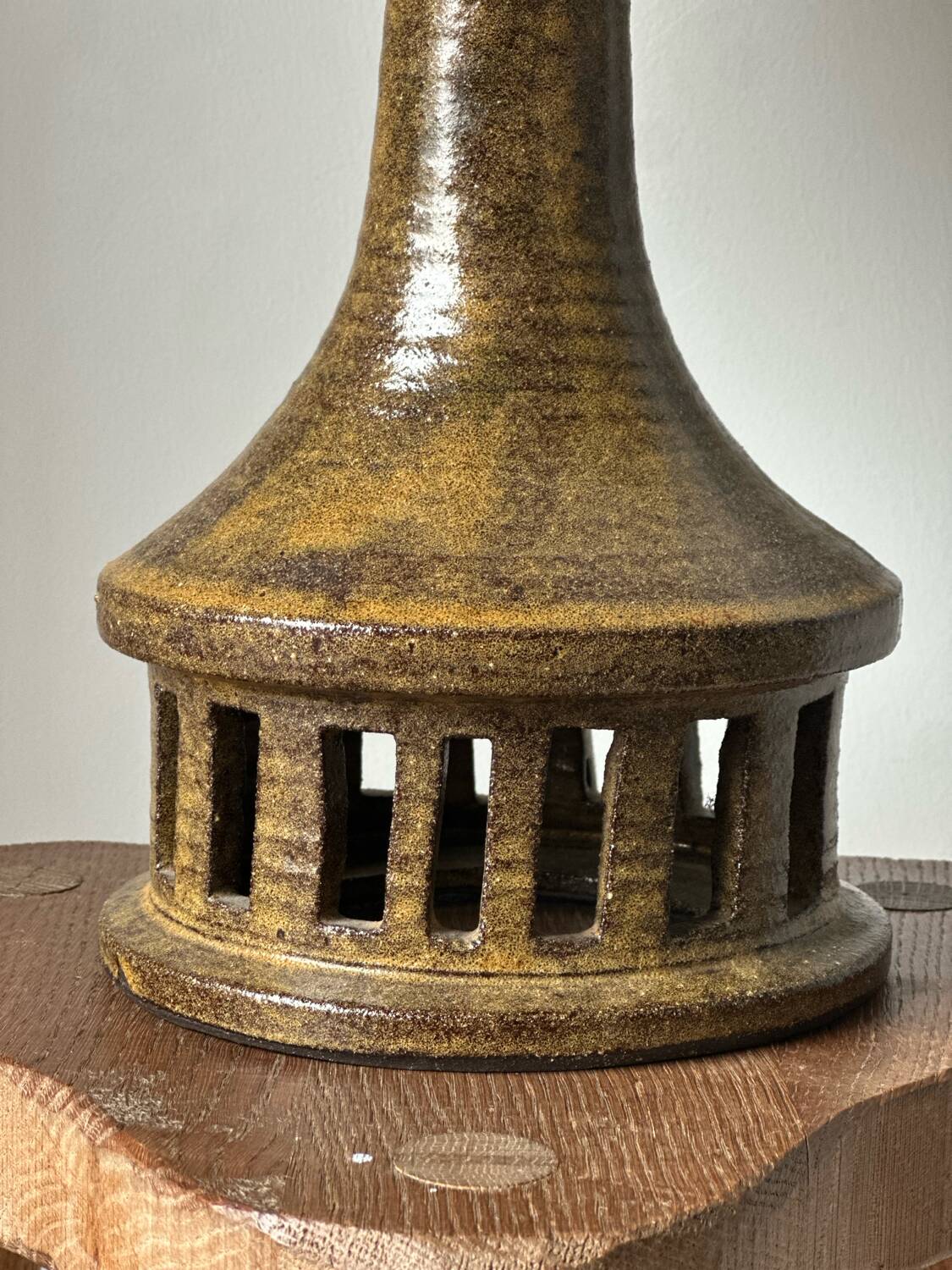 Vintage ceramic table lamp with integrated light base.