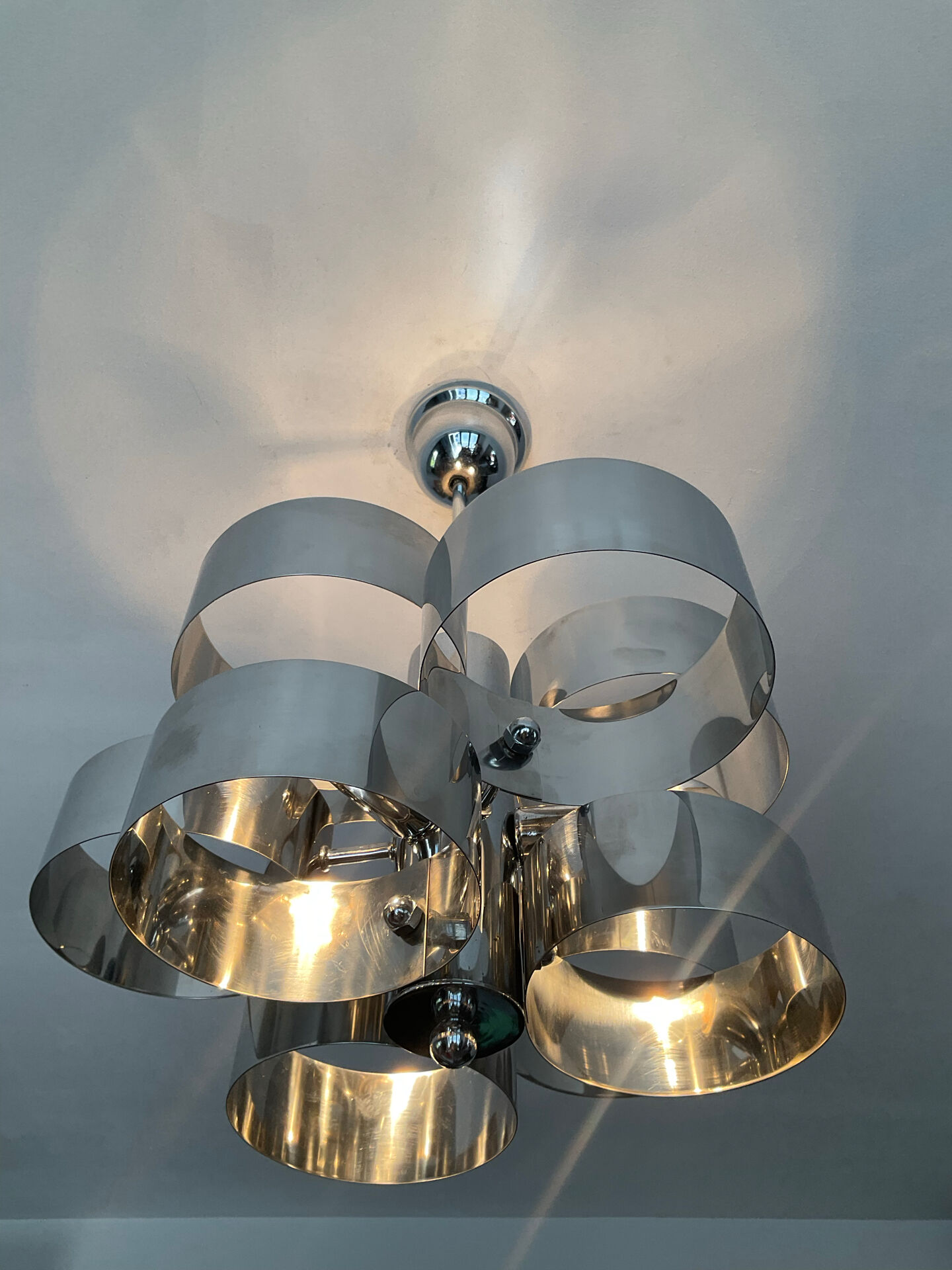 Chrome metal Space Age Sciolari chandelier from the 1970s.