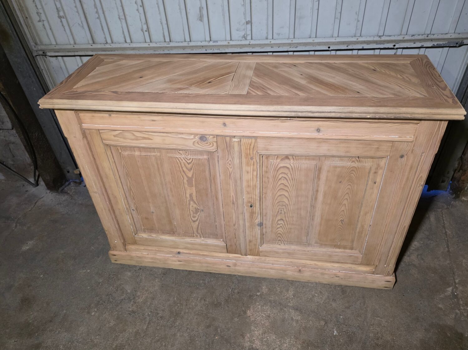 19th-century buffet in solid fir with a chevron top (shallow)
