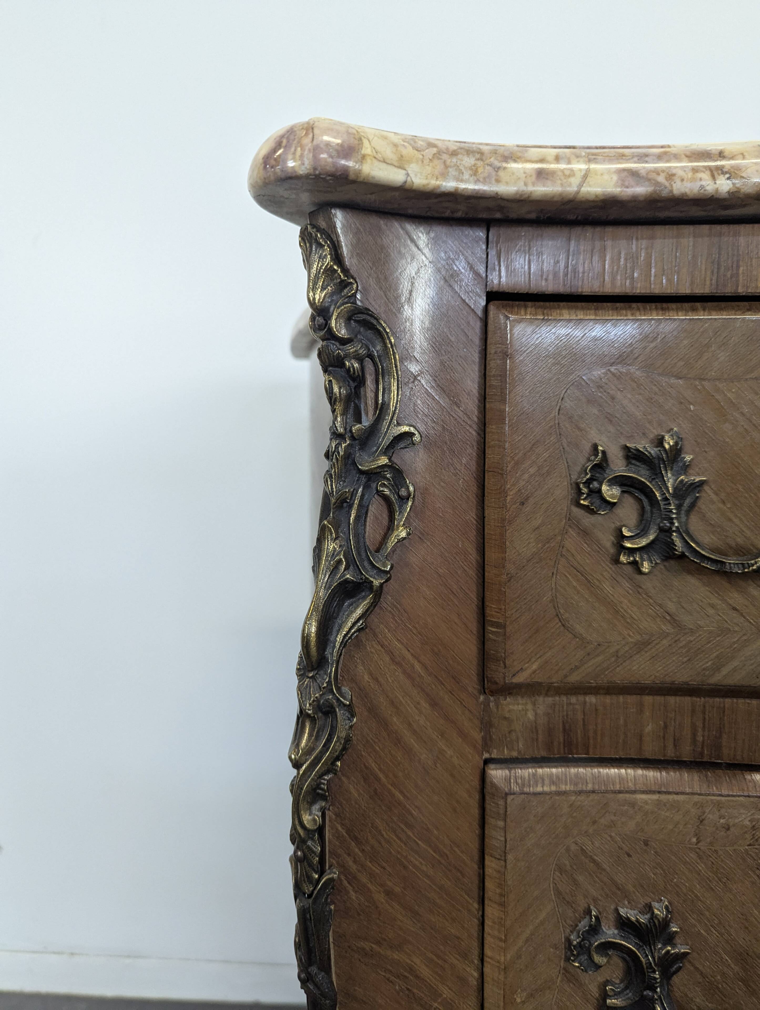 Commode de style Louis XV en marqueterie