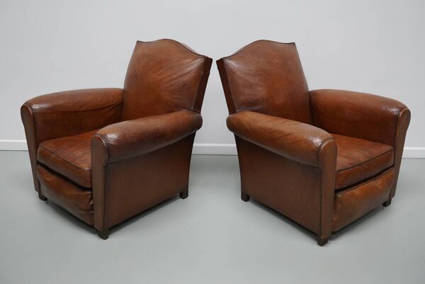 Paire de fauteuils club en cuir avec dossier moustache et cognac, France, 1940s