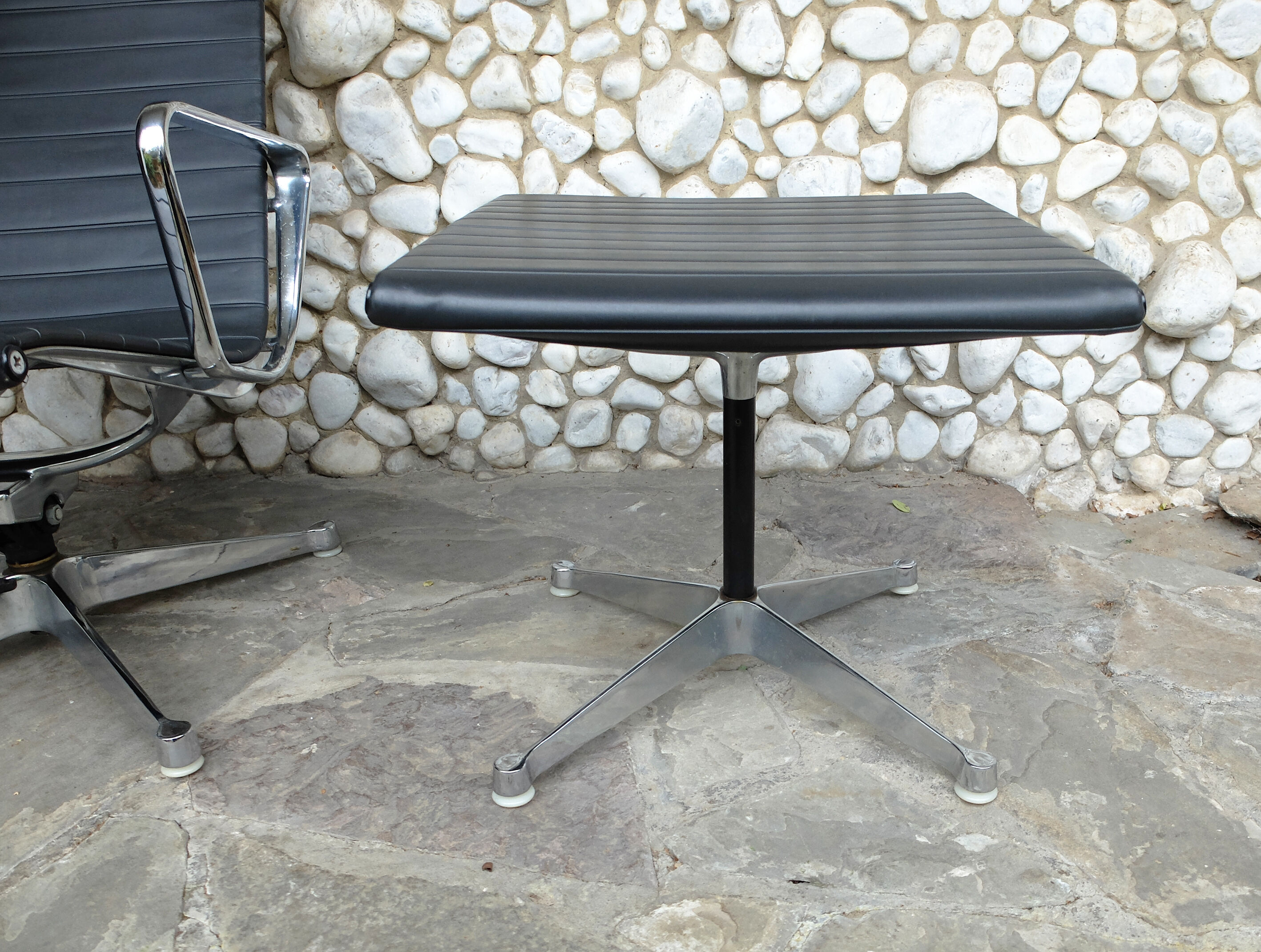 Lounge Chair Chair EA124 - Ottoman EA125 by Charles - Ray Eames for Herman Miller 1960s