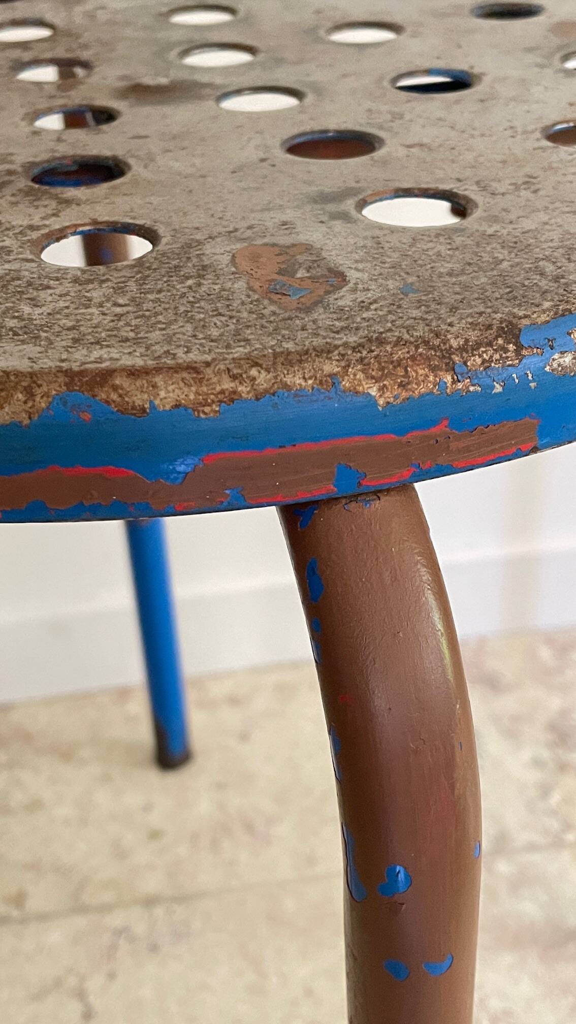 Tabouret industriel acier patiné vintage