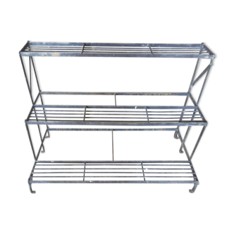 Iron plant holder