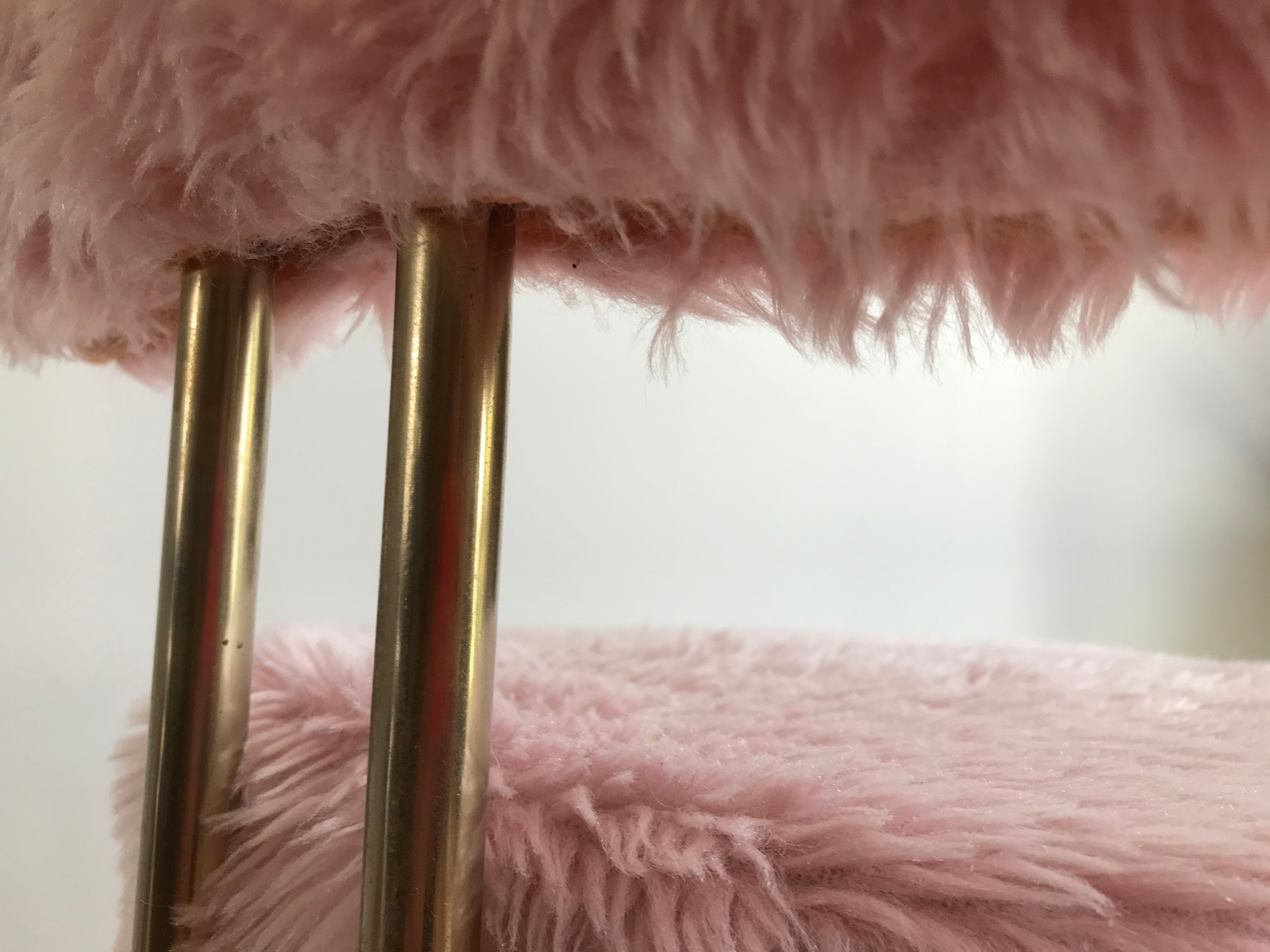Pelfran rose moumoute chair