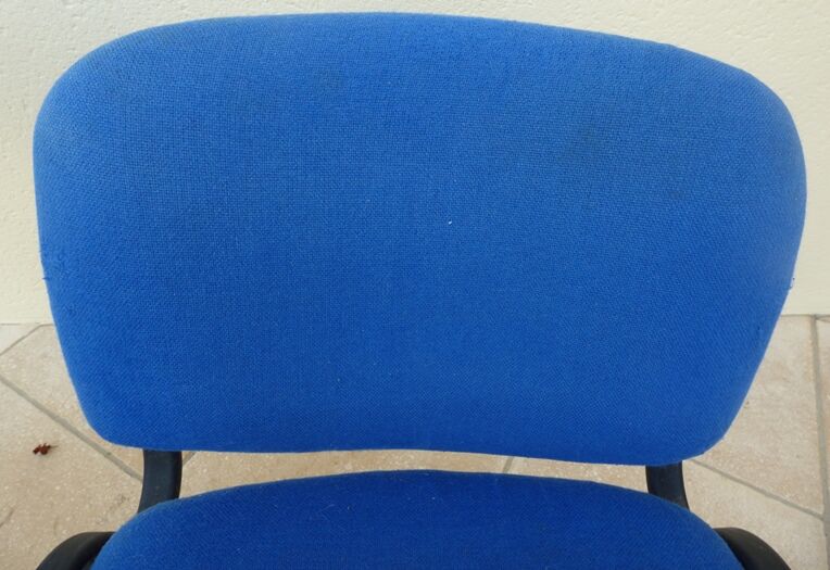 2 chaises empilables de tissus noir et bleu