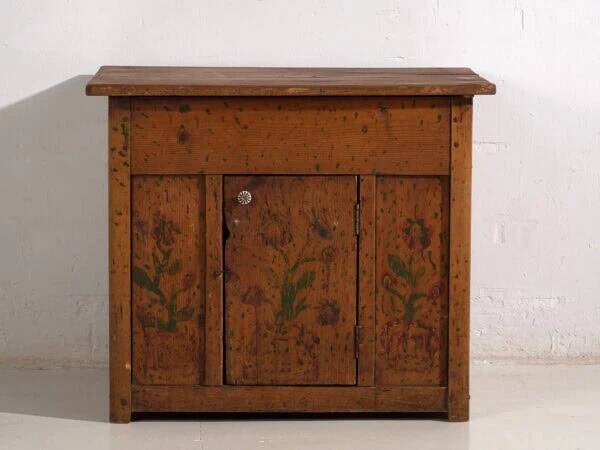 Meuble de cuisine ancien avec détails floraux (c.1920)