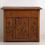 Meuble de cuisine ancien avec détails floraux (c.1920)