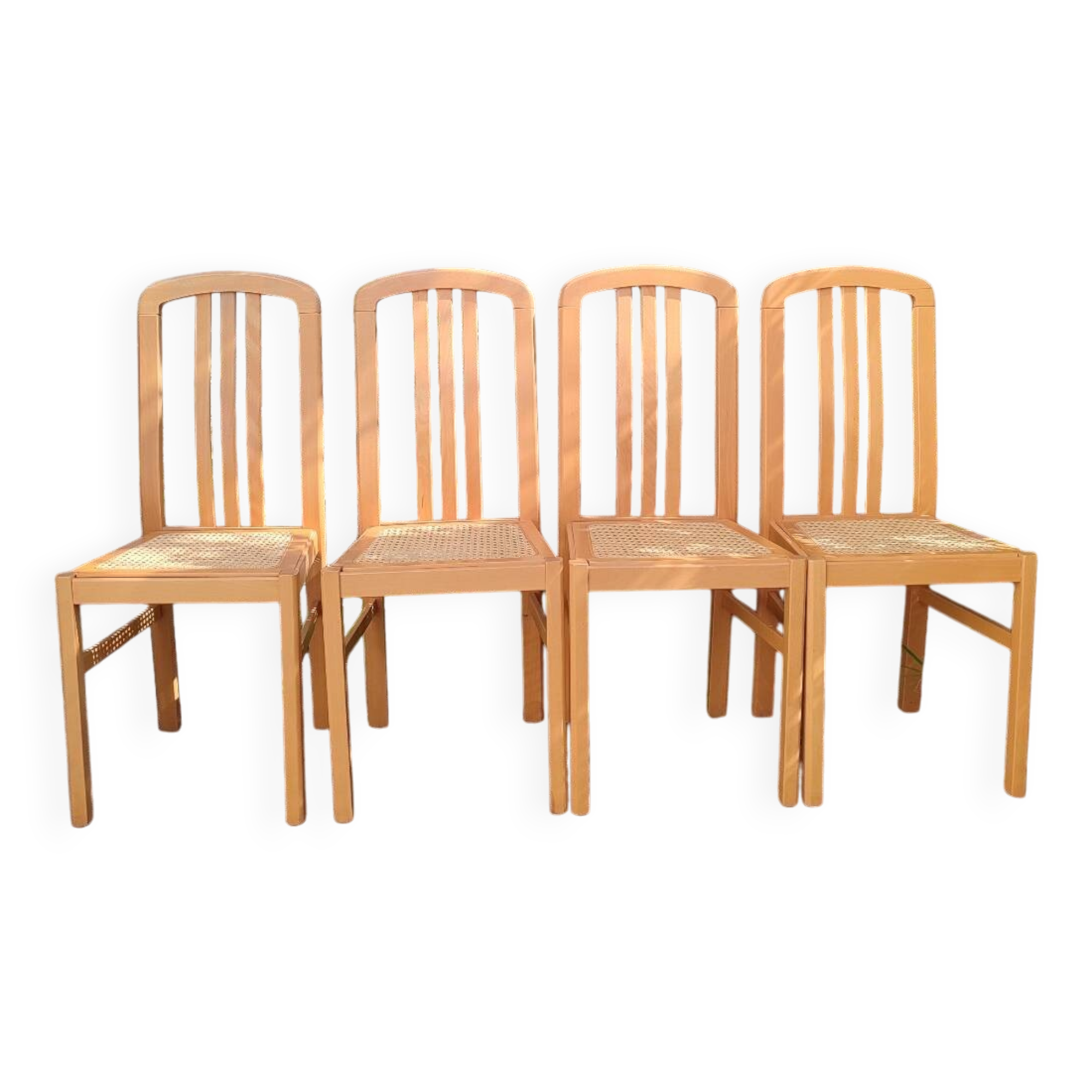Chaises en bois et cannage