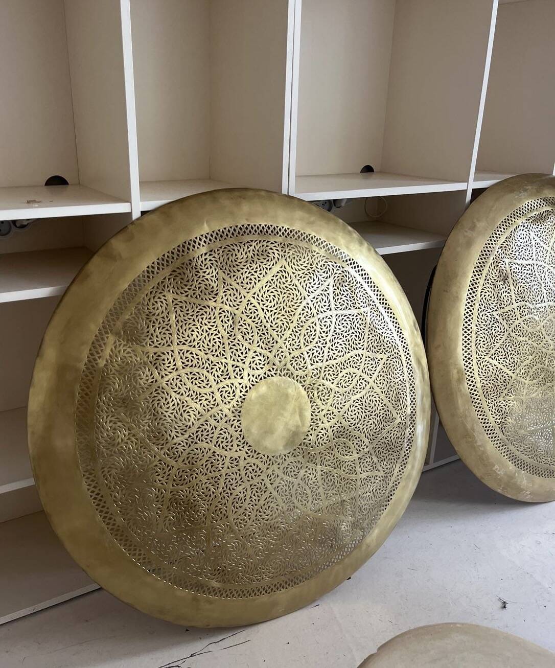 Large oriental wall lamp in hammered gold-plated perforated brass, 100 cm.