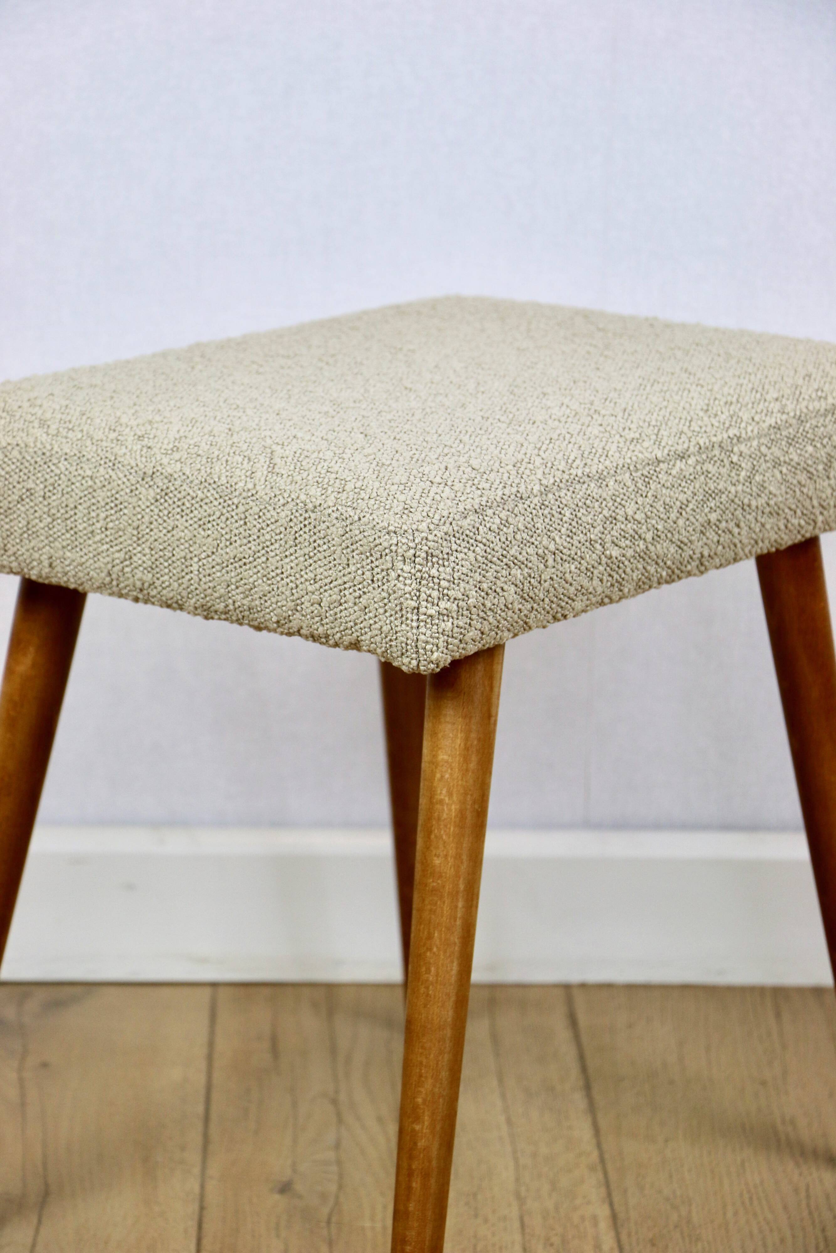 Tabouret en bouclé beige - pieds ronds en hêtre - 2 pièces disponibles