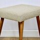 Tabouret en bouclé beige - pieds ronds en hêtre - 2 pièces disponibles