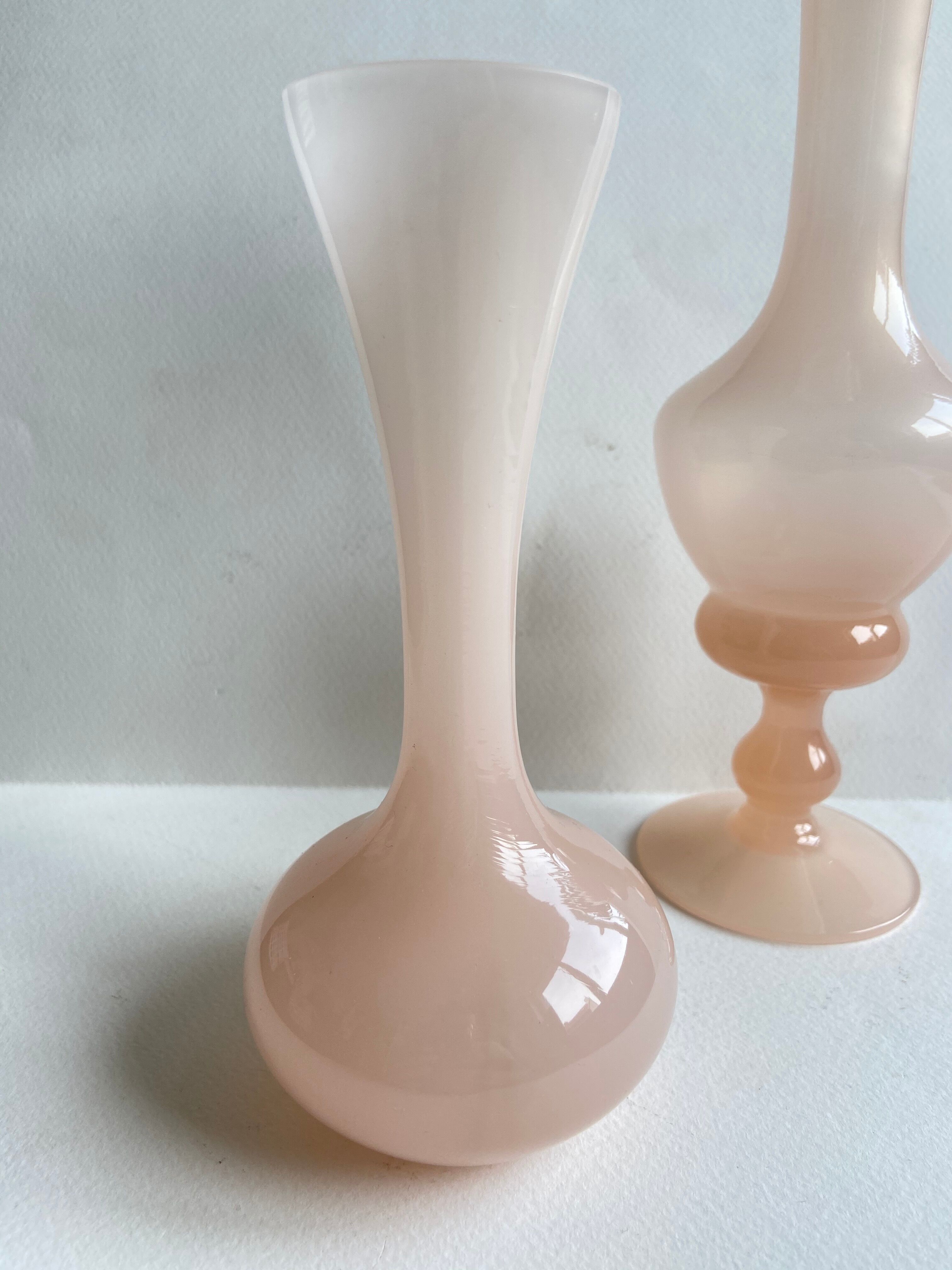 Paire de vases en opaline rose