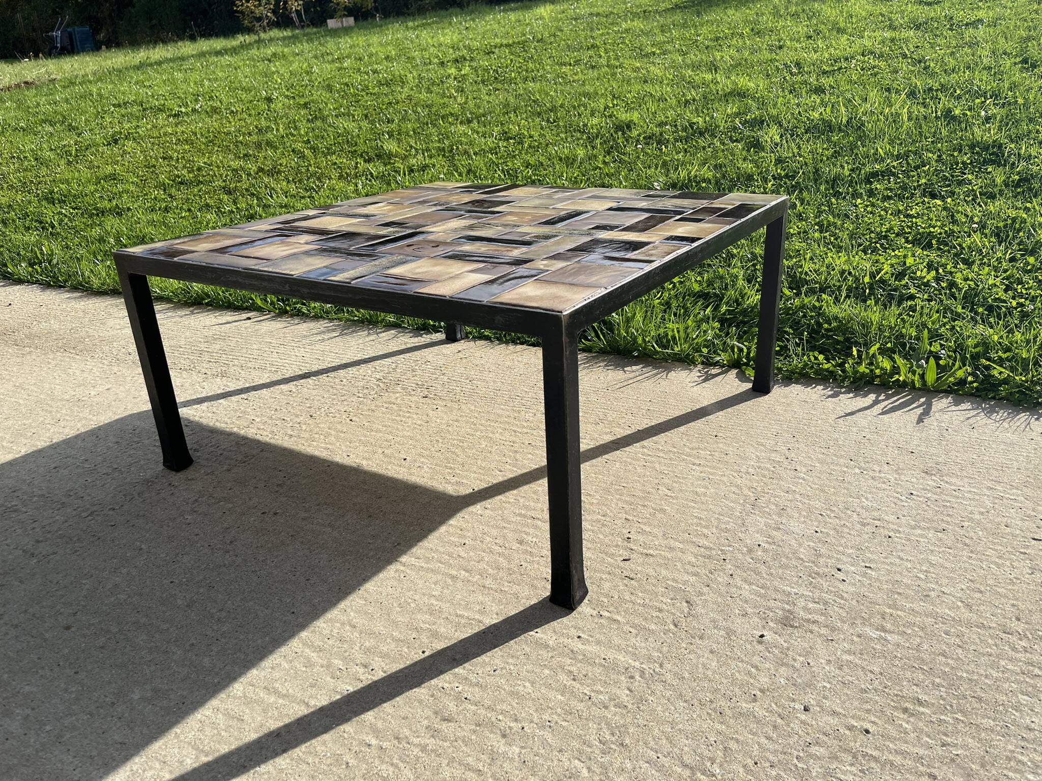 Brutalist coffee table in wrought iron and ceramic from the 70s