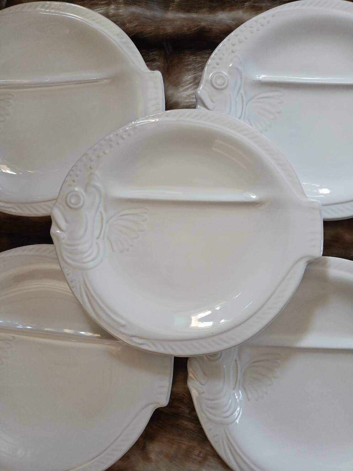 12 flat plates in earthenware/fish