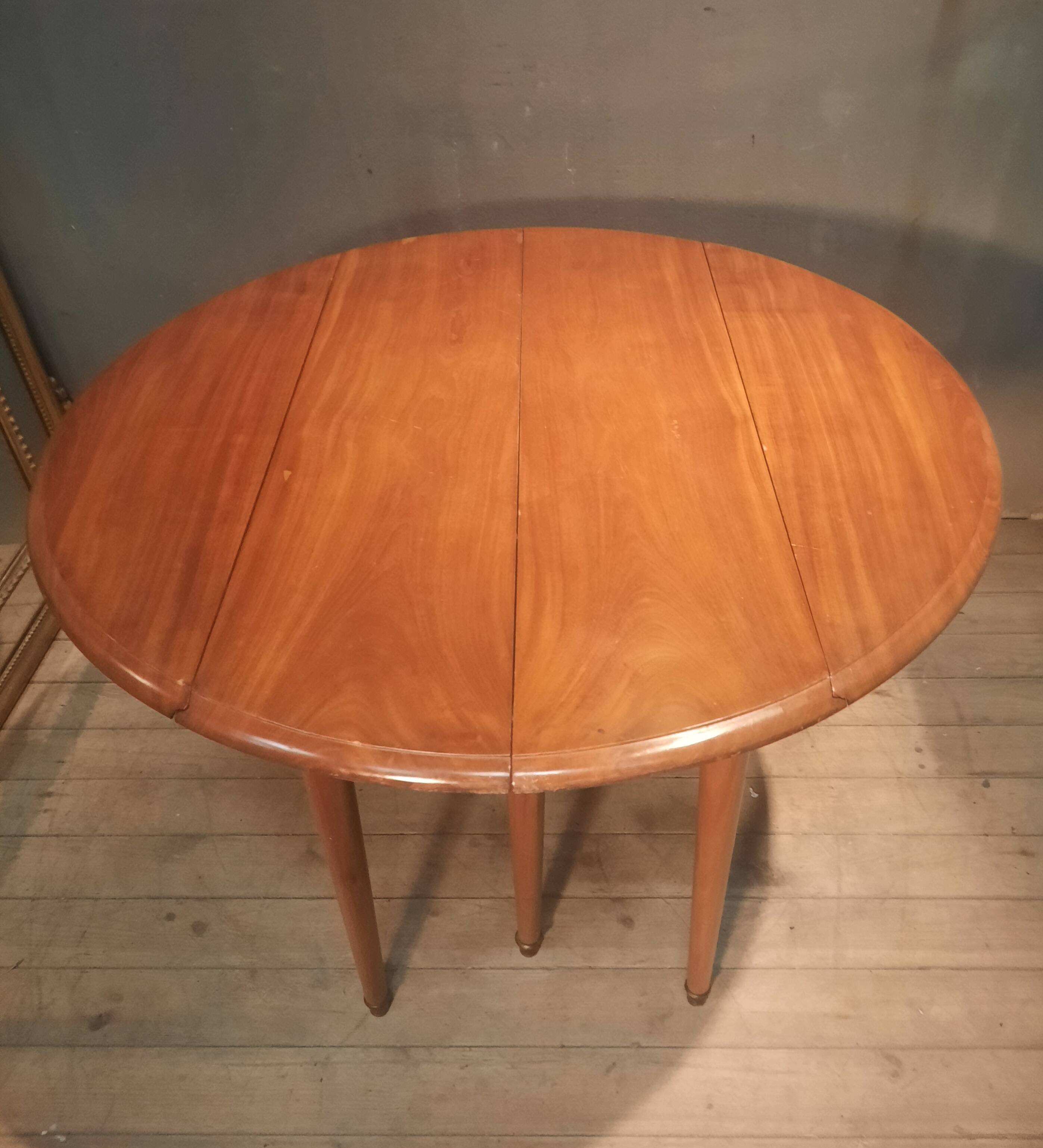 Drop-leaf table with 6 legs and 3 extensions.