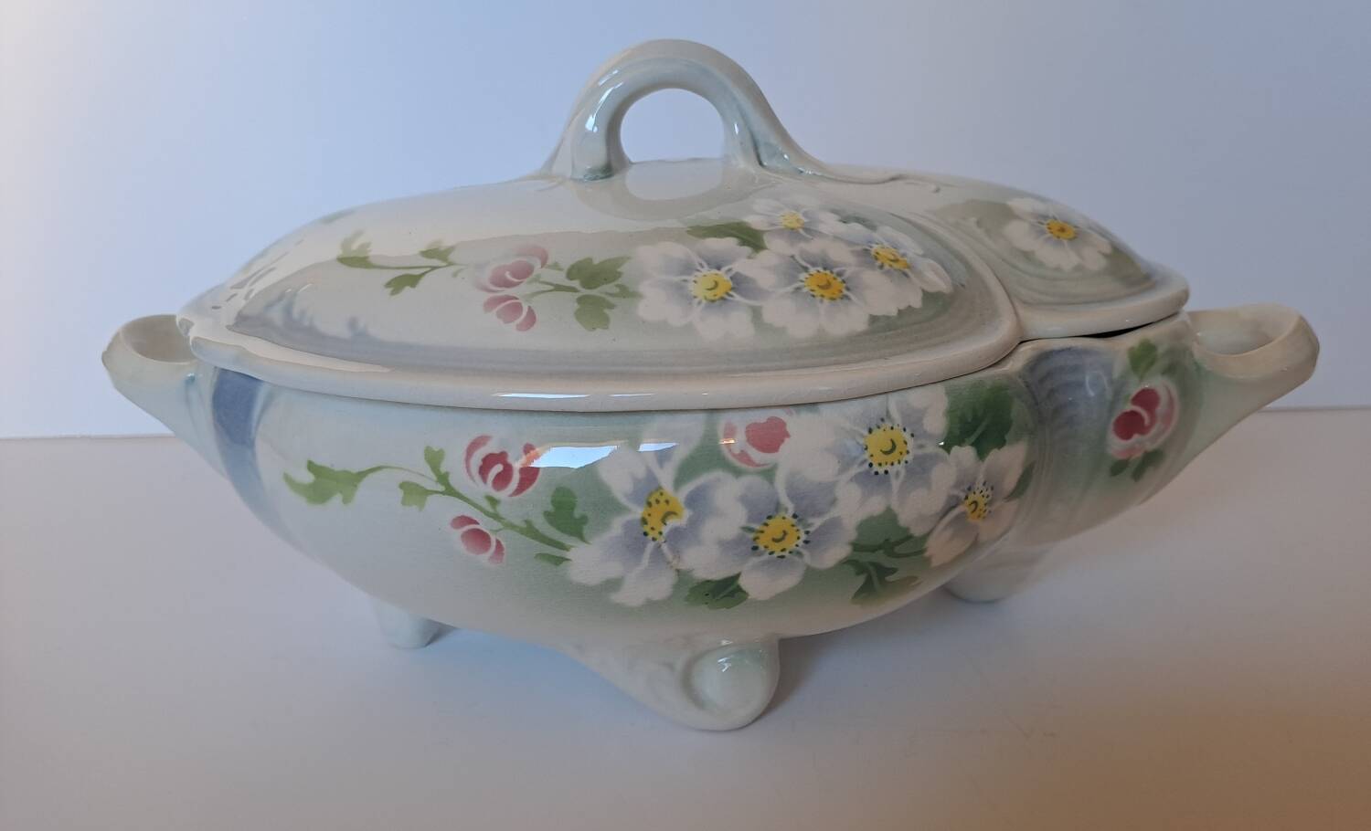 Keller and Guérin Lunéville soup tureen, Pommier model.