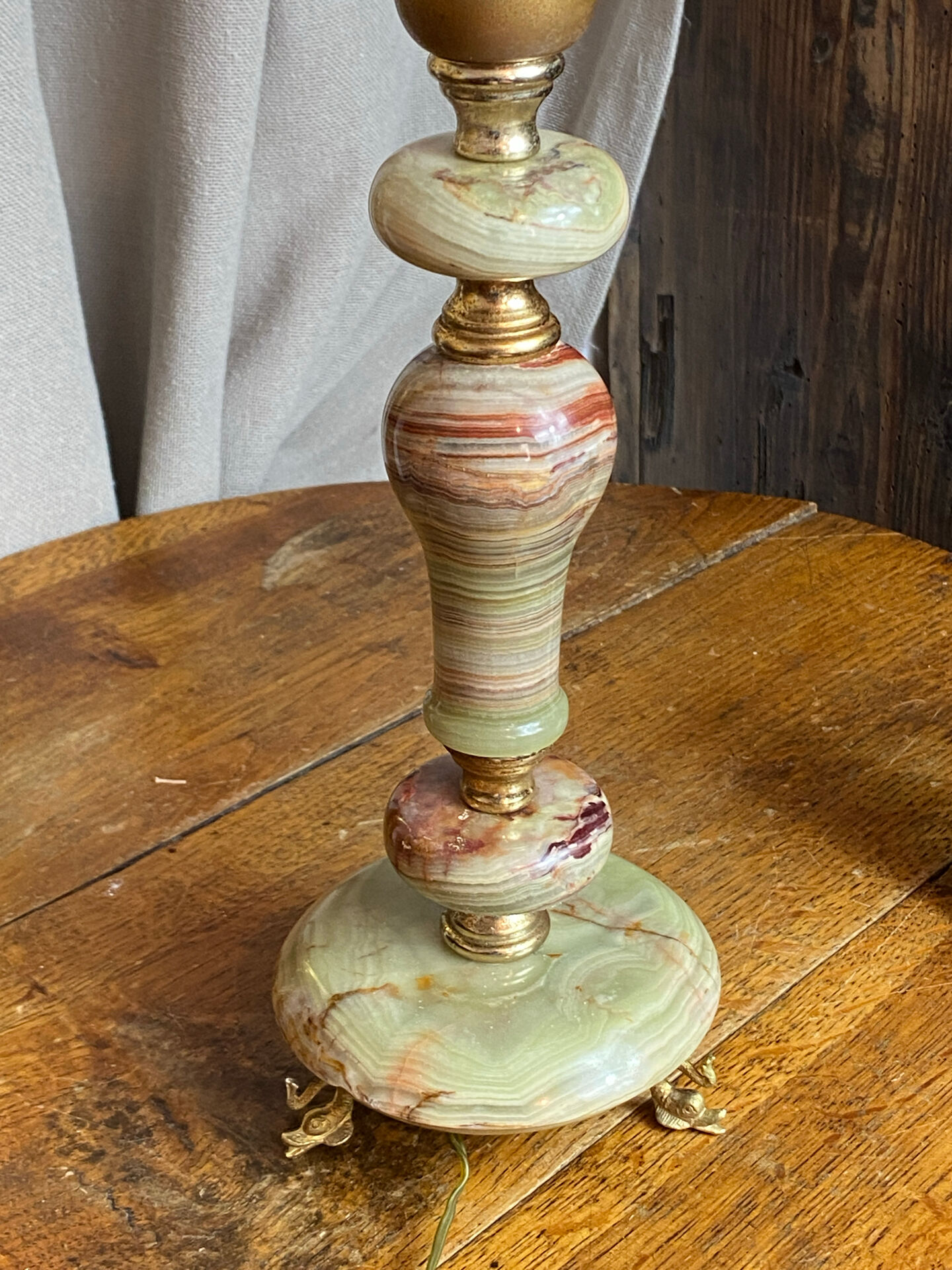 Onyx lamp, fish feet in bronze.
