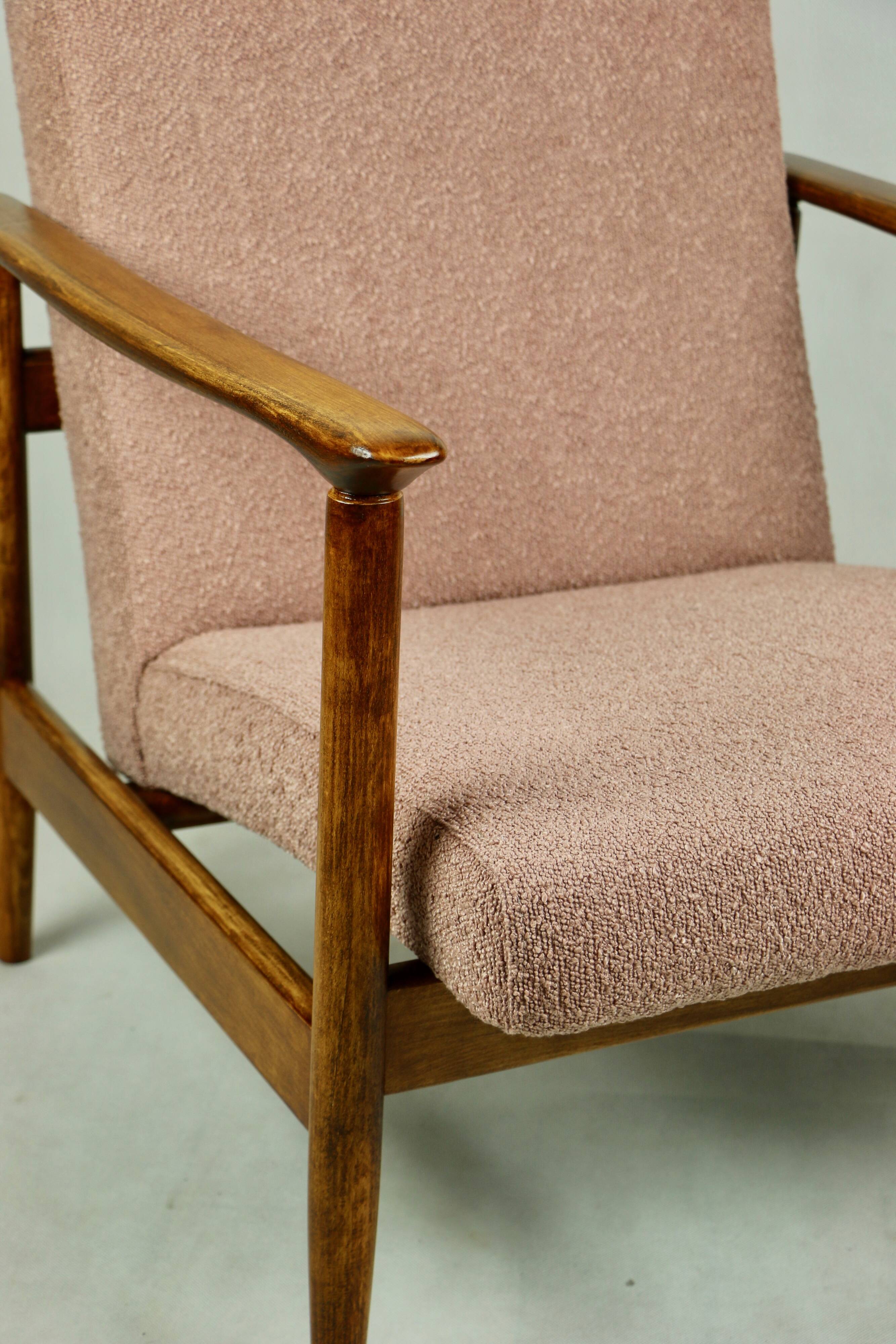 Fauteuil GFM-142 conçu par Edmund Homa des années 70, en bouclé rose - 2 pièces disponibles.