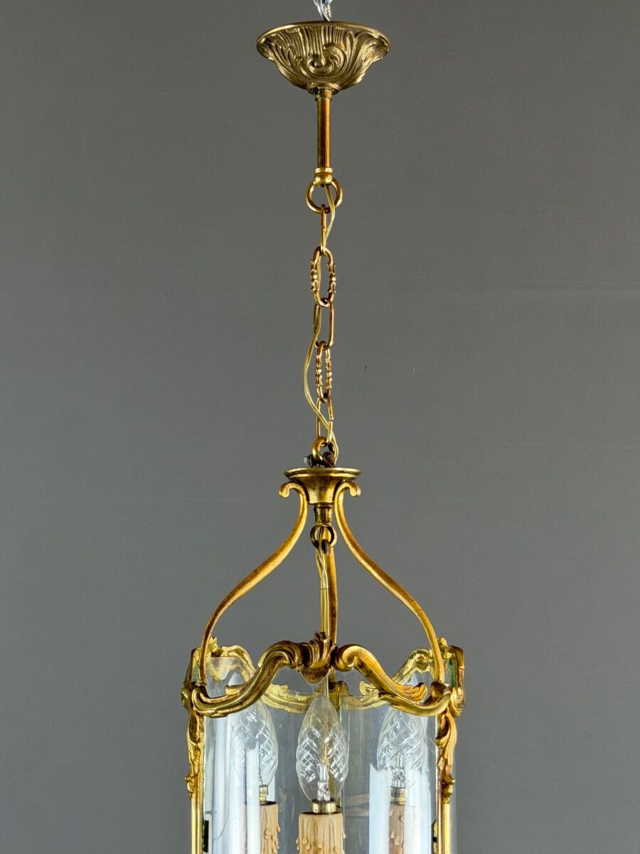 Cylindrical lantern in gilded bronze in the Louis XV style, 20th century.